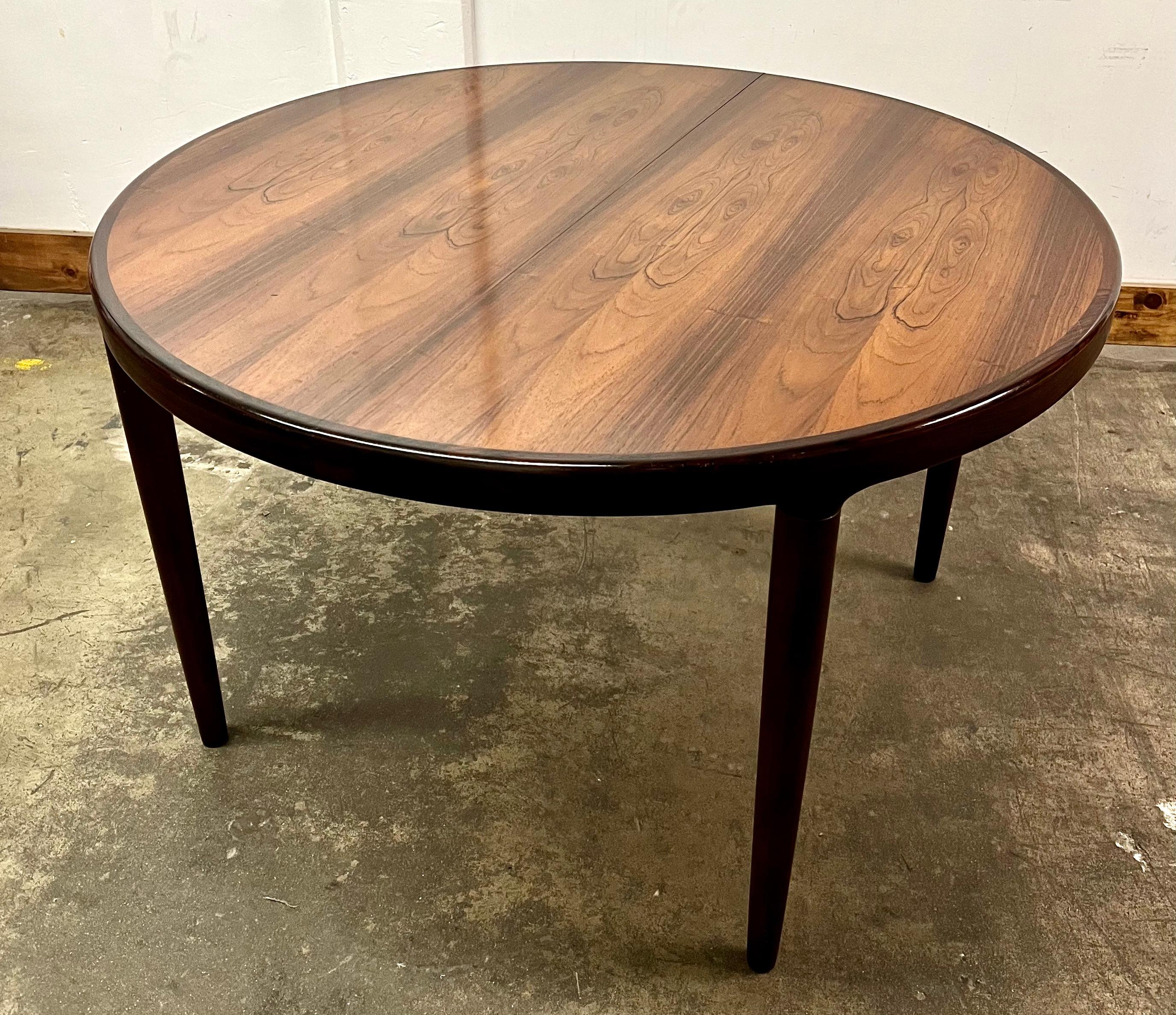 Danish Rosewood Adjustable Dining Table with 7 Rosewood Chairs In Good Condition For Sale In Los Angeles, CA