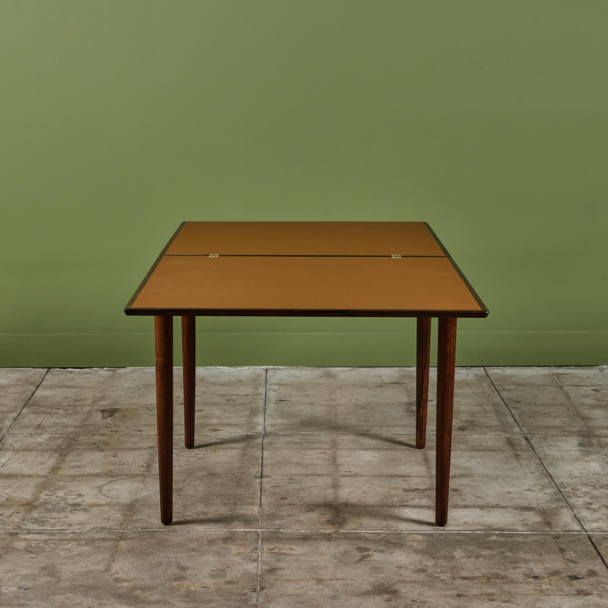 Mesa de juego danesa con tablero de palisandro y cuero en venta 3