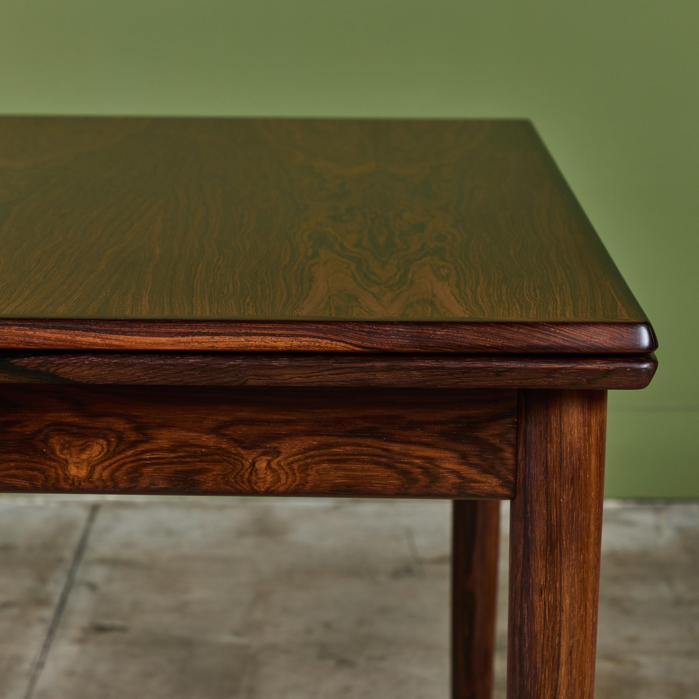 Mesa de juego danesa con tablero de palisandro y cuero en venta 4