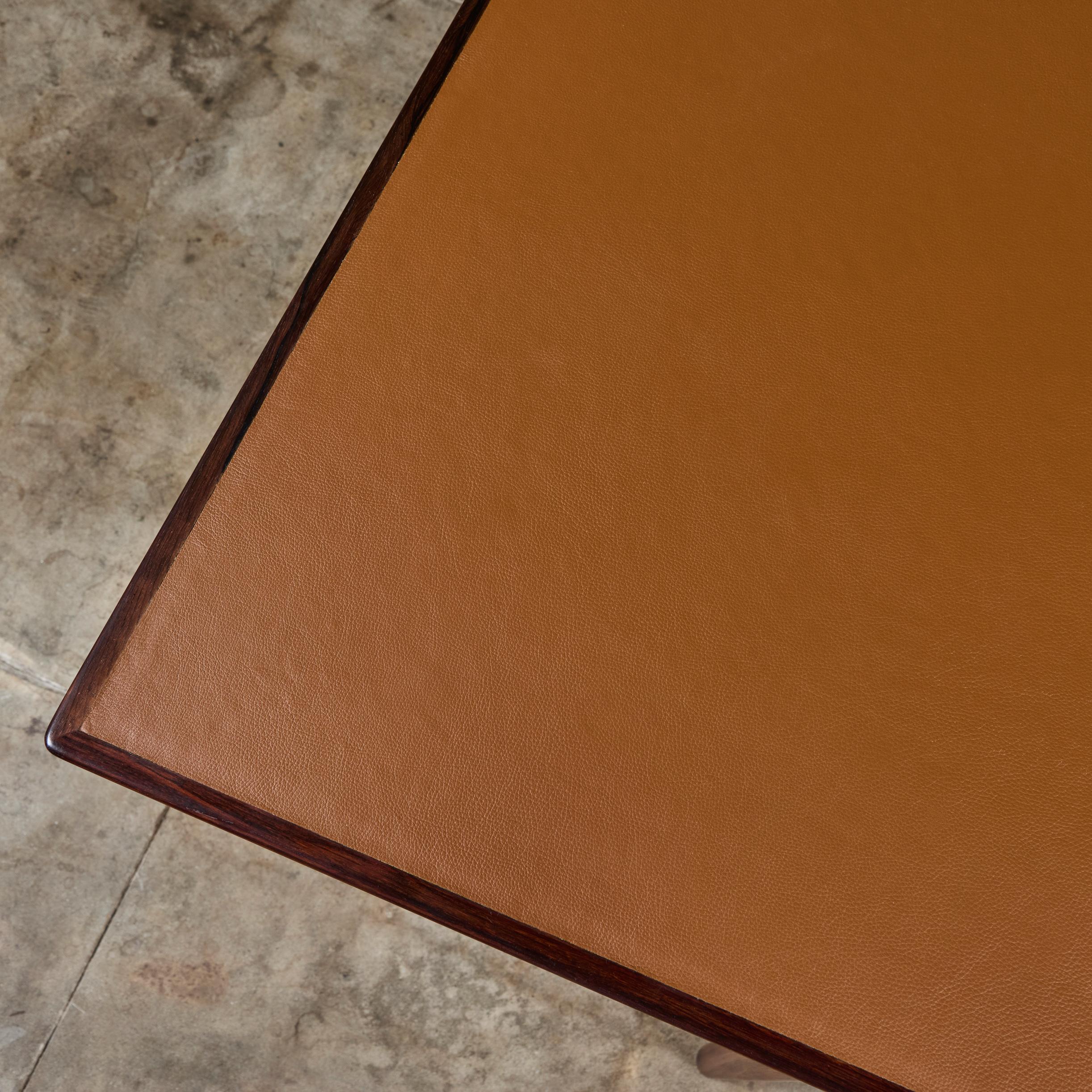 Mesa de juego danesa con tablero de palisandro y cuero en venta 10