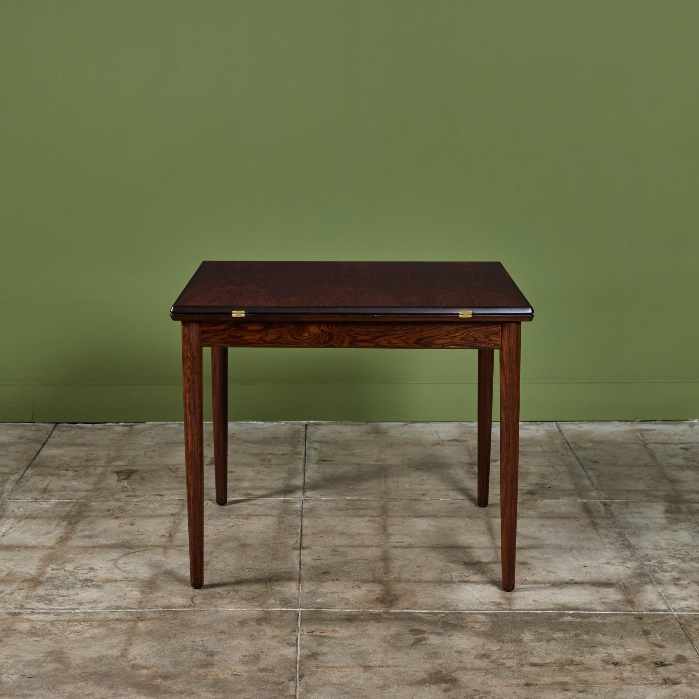 Mesa de juego danesa con tablero de palisandro y cuero mediados del siglo XX en venta