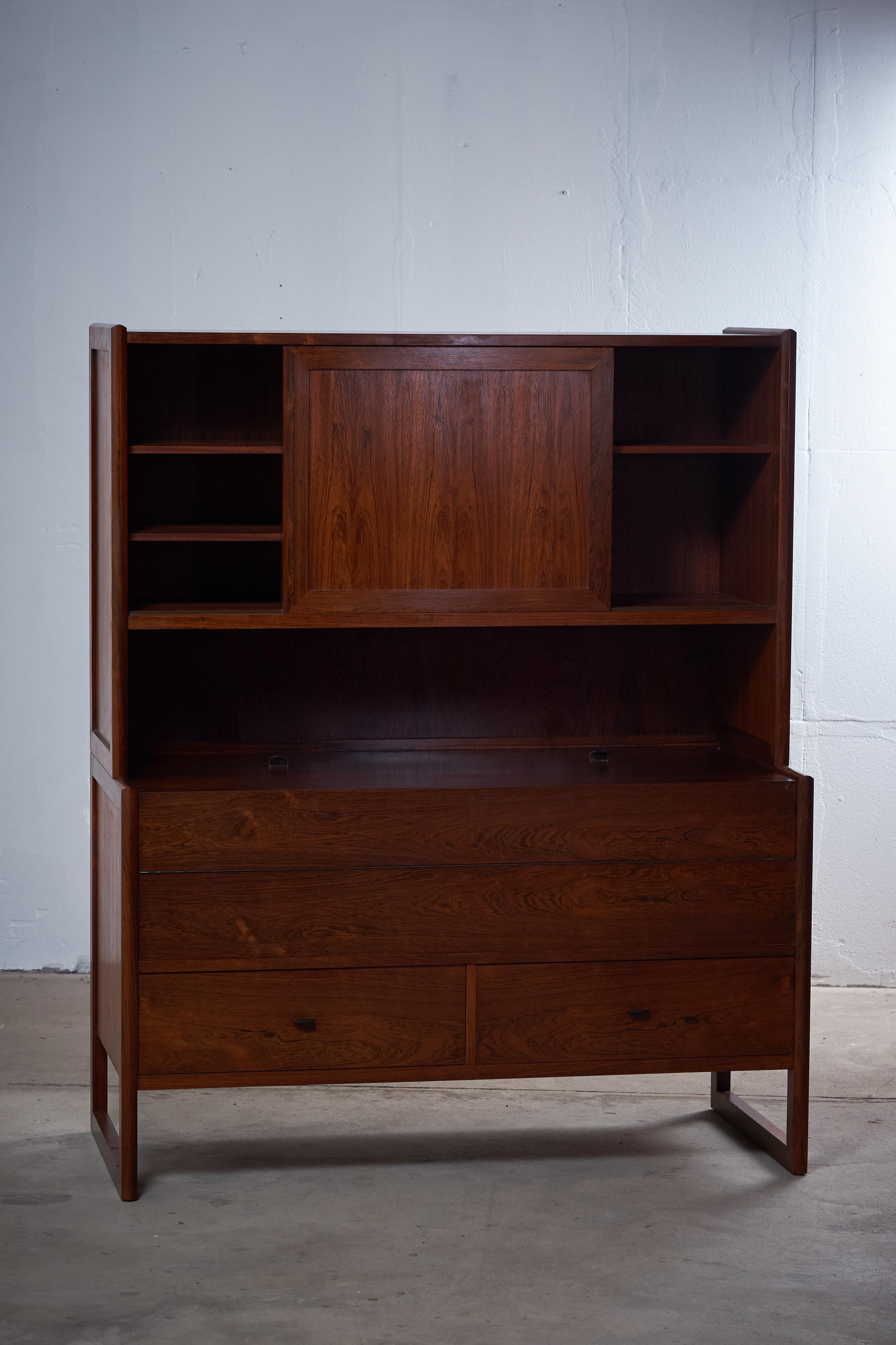 Very special and rare bar/cabinet in rosewood by unknown Danish designer.
Unfortunately, I have not been able to find the designer on this item, but designer or not, this is really a nice and well-executed piece of carpentry work. Many hours have