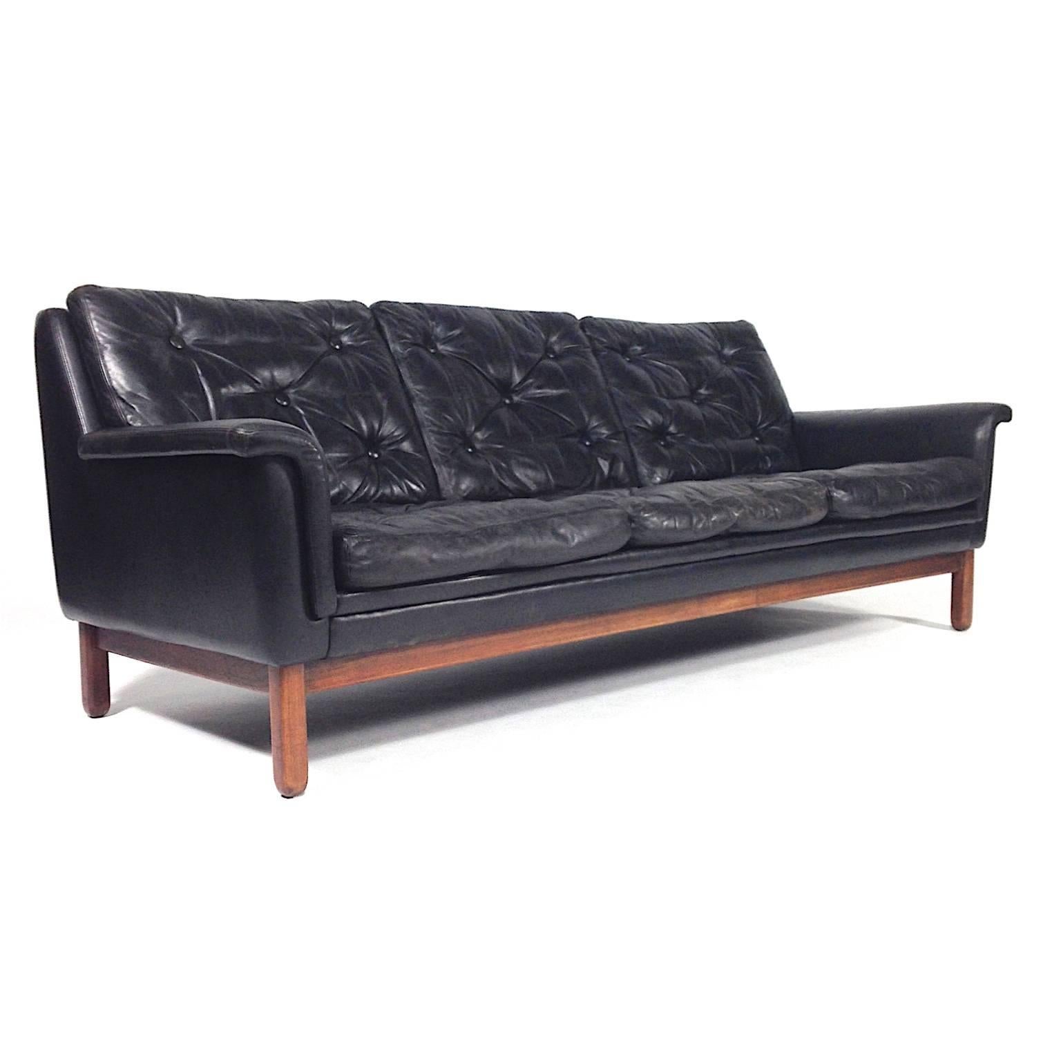 Vintage Scandinavian sofa in beautiful capitunated black leather, Denmark – circa 1950-1960.

The leather is still good condition with a beautiful patina.

In very good condition.

Designer: attributed to Hans Olsen

Model: 3-seat