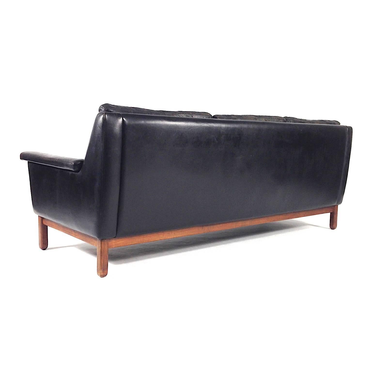 Danish Rosewood Black Leather Three-Seat Sofa, Denmark, 1950s-1960s In Good Condition In Pijnacker, Zuid-Holland