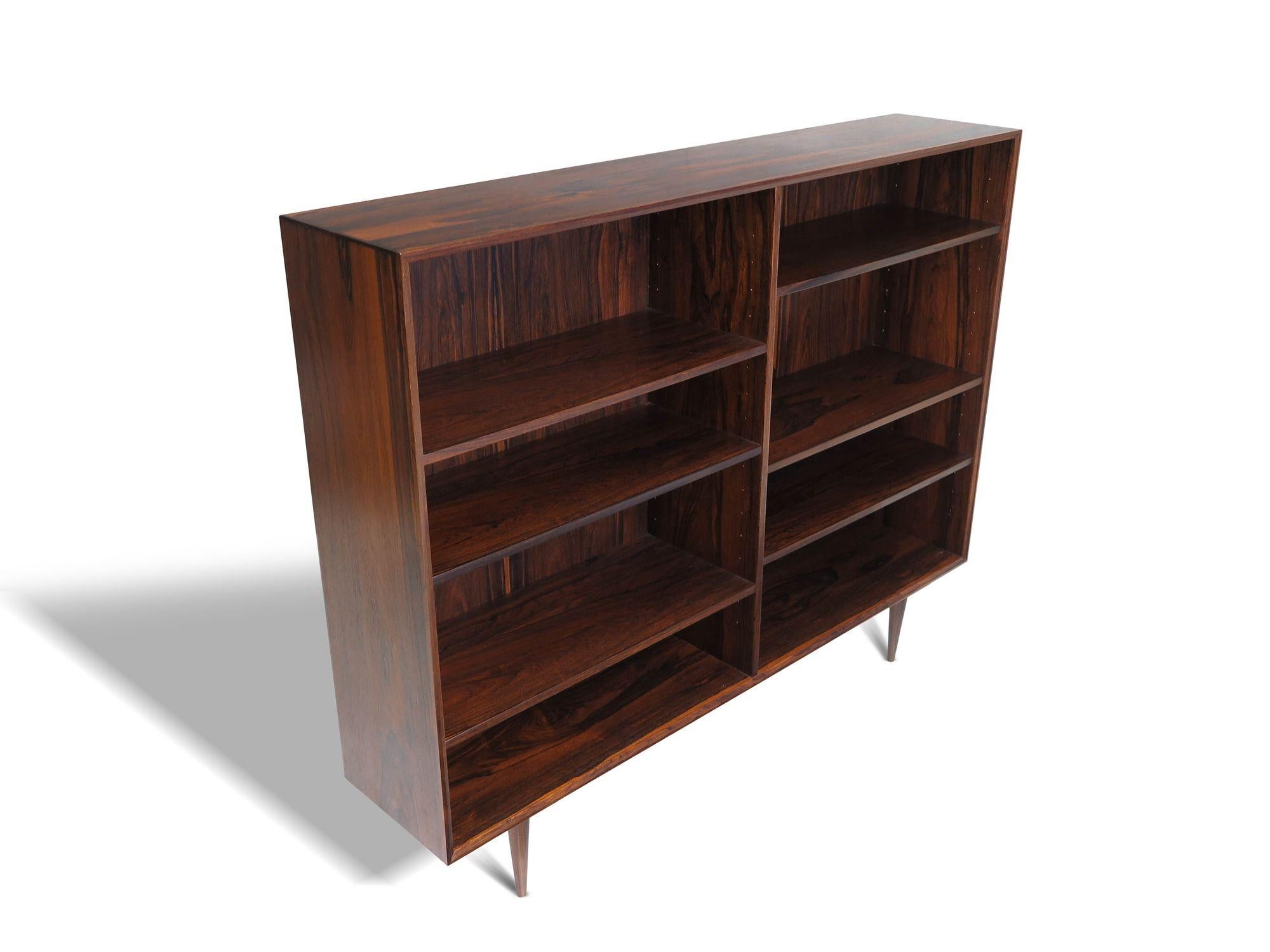 Finely crafted Brazilian rosewood bookcase with mitered edges, series of adjustable shelves, and raised on tapered legs.
In excellent condition with minor signs of age and use.

Measurements
W 60.25