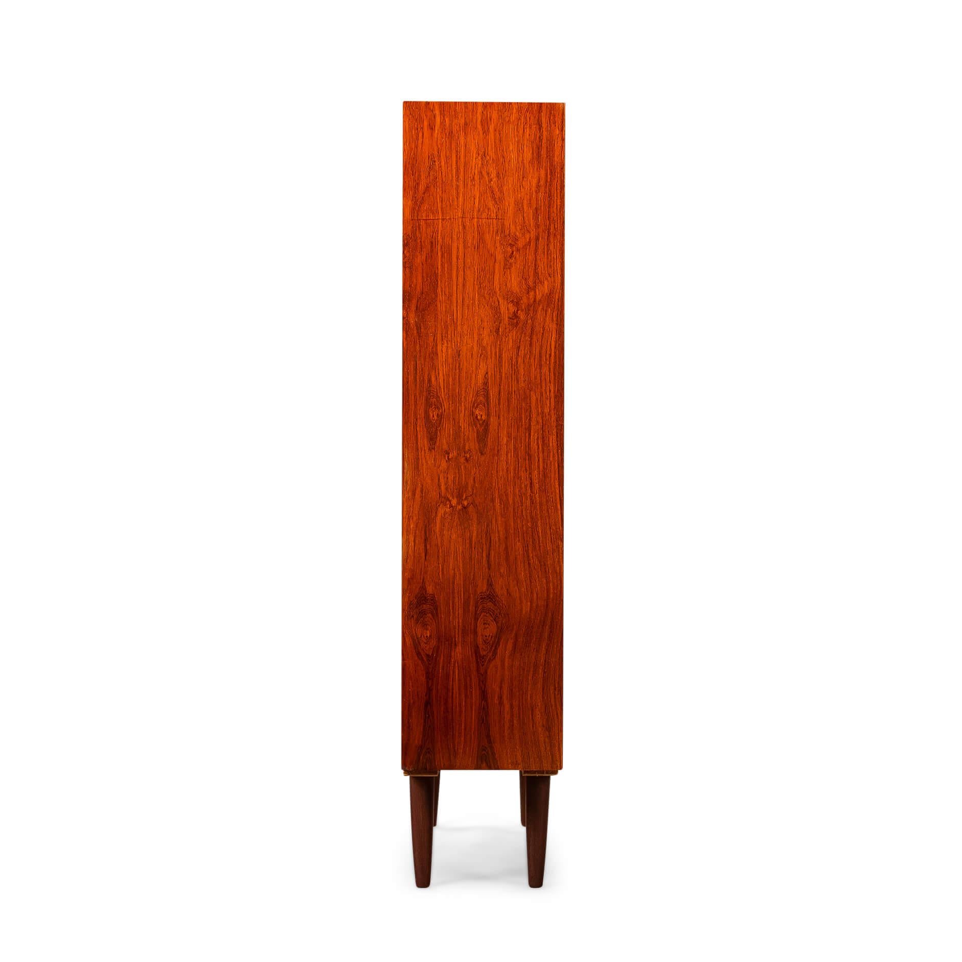 Design danese
Ti presentiamo la libreria Omann Jun Model 6 in palissandro. La libreria Omann Jun Model 6 porta avanti con orgoglio l'eredità del design danese, rinomato per le sue linee pulite, l'estetica minimalista e l'eccezionale maestria.