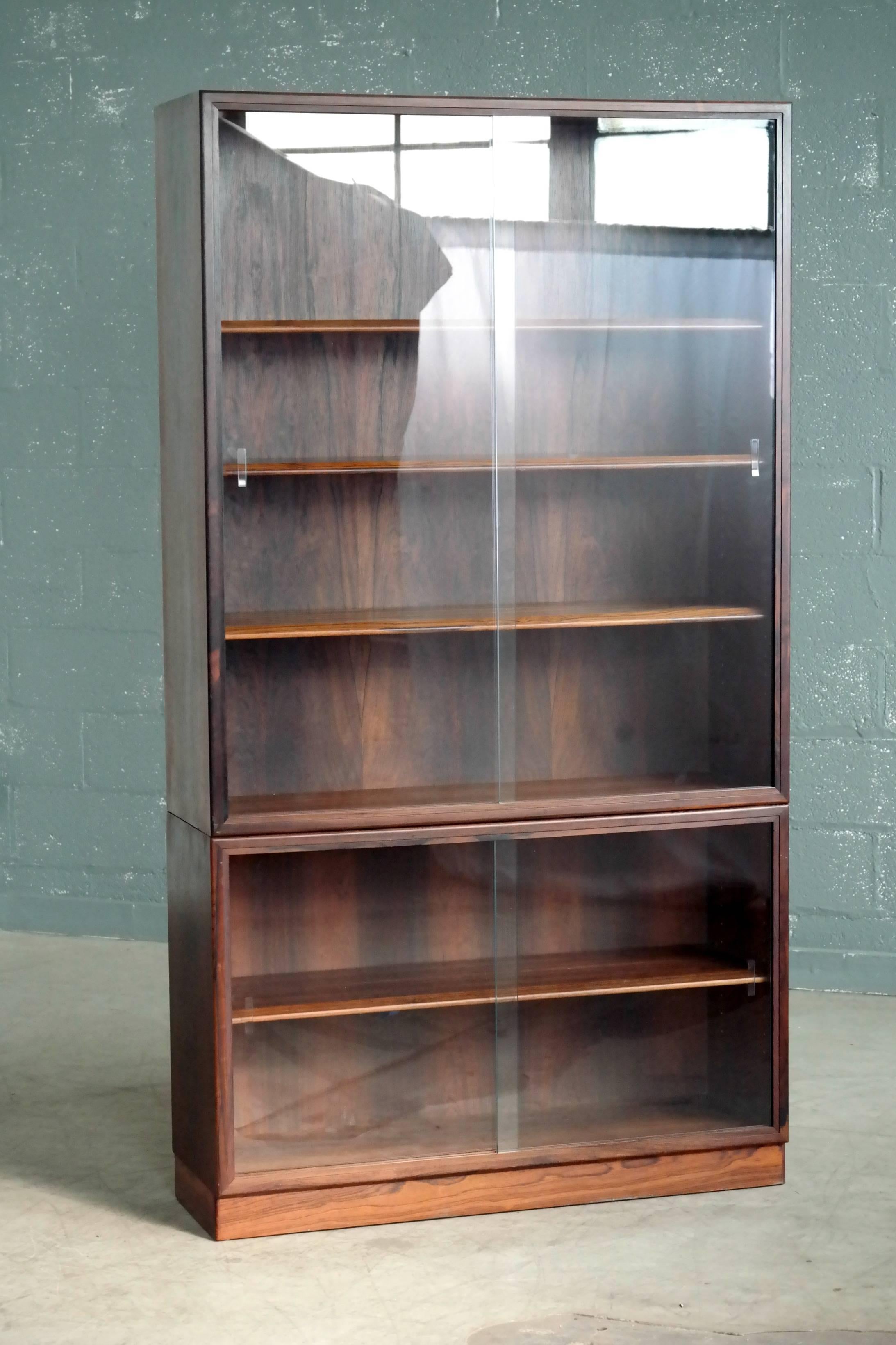 Beautiful 1960s rosewood bookcase or display cabinet attributed to Arne Vodder who often designed for John Stuart. The cabinets has Arne Vodder's signature finger joints and is overall very high quality. Made from Brazilian rosewood with very nice