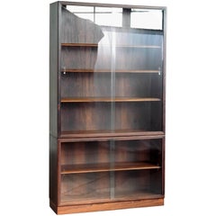 Bibliothèque ou vitrine en bois de rose danois avec portes en verre pour John Stuart