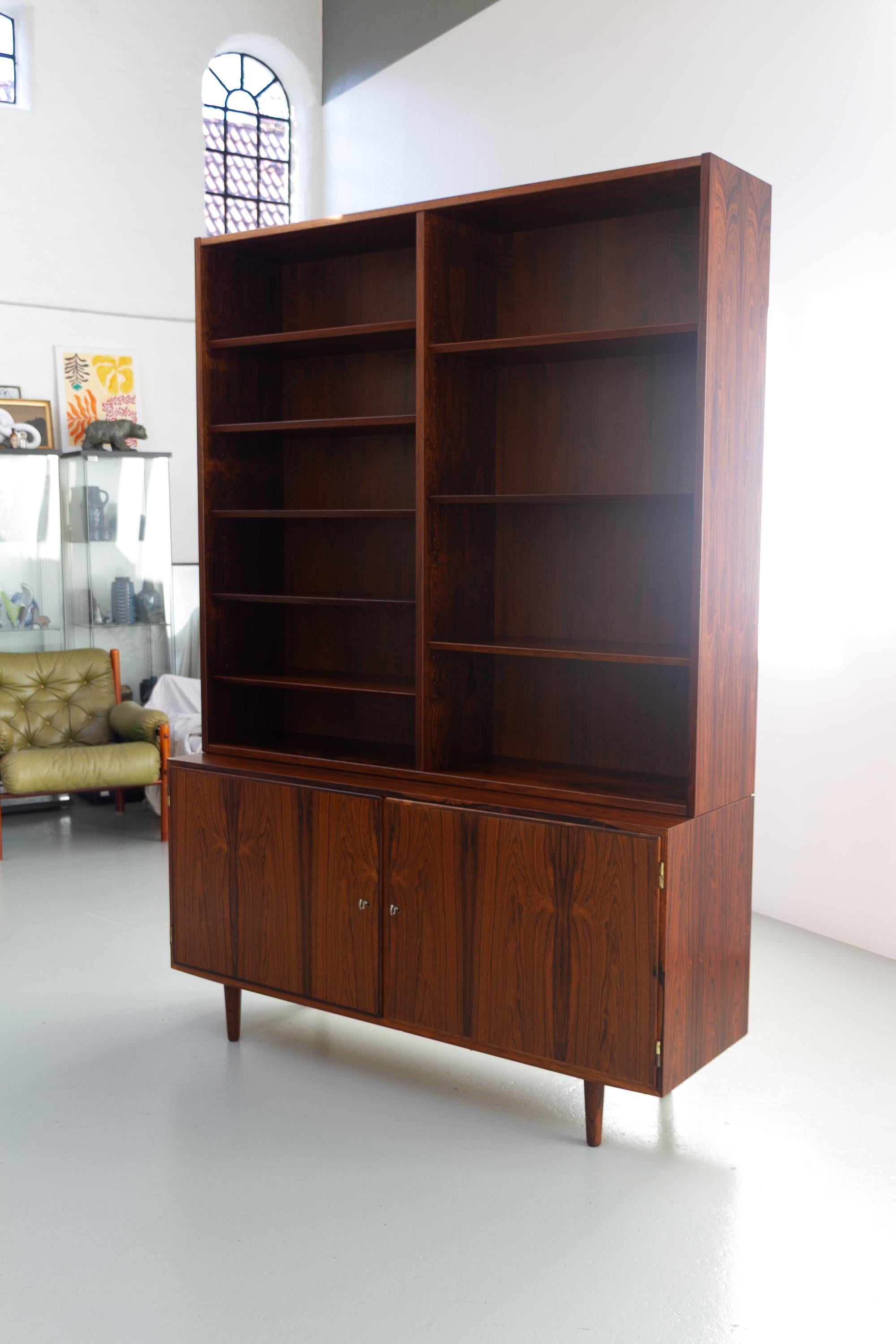 Libreria con credenza in palissandro danese di Carlo Jensen per Hundevad, anni '60.

Libreria scandinava Mid-Century Modern in palissandro/palisandro disegnata da Carlo Jensen per Hundevad & Co., Danimarca, negli anni '60.

Questa libreria presenta