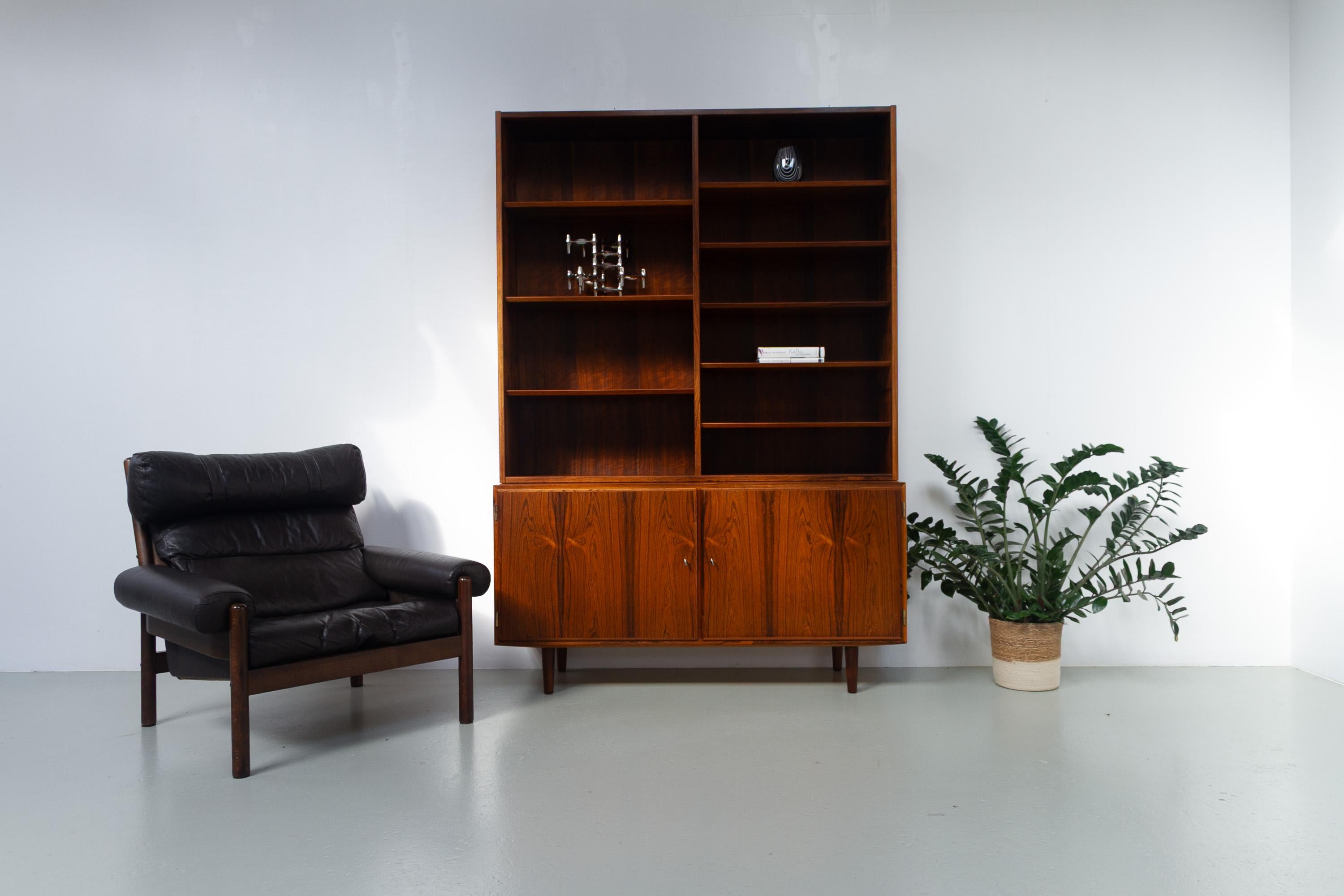Libreria con credenza in palissandro danese di Carlo Jensen per Hundevad, anni '60.

Libreria scandinava Mid-Century Modern in palissandro/palisandro disegnata da Carlo Jensen per Hundevad & Co., Danimarca, negli anni '60.

Questa libreria presenta