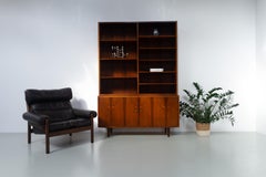 Librería danesa de palisandro con aparador de Carlo Jensen para Hundevad, década de 1960.