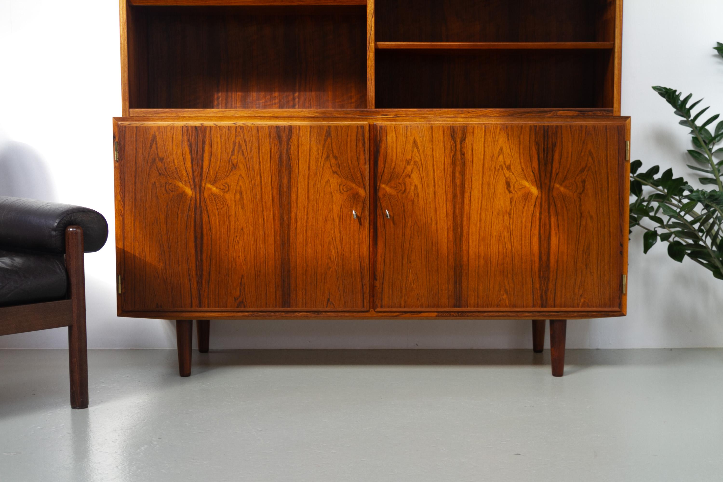 Mid-Century moderno Libreria con credenza in palissandro danese di Carlo Jensen per Hundevad, anni '60. in vendita