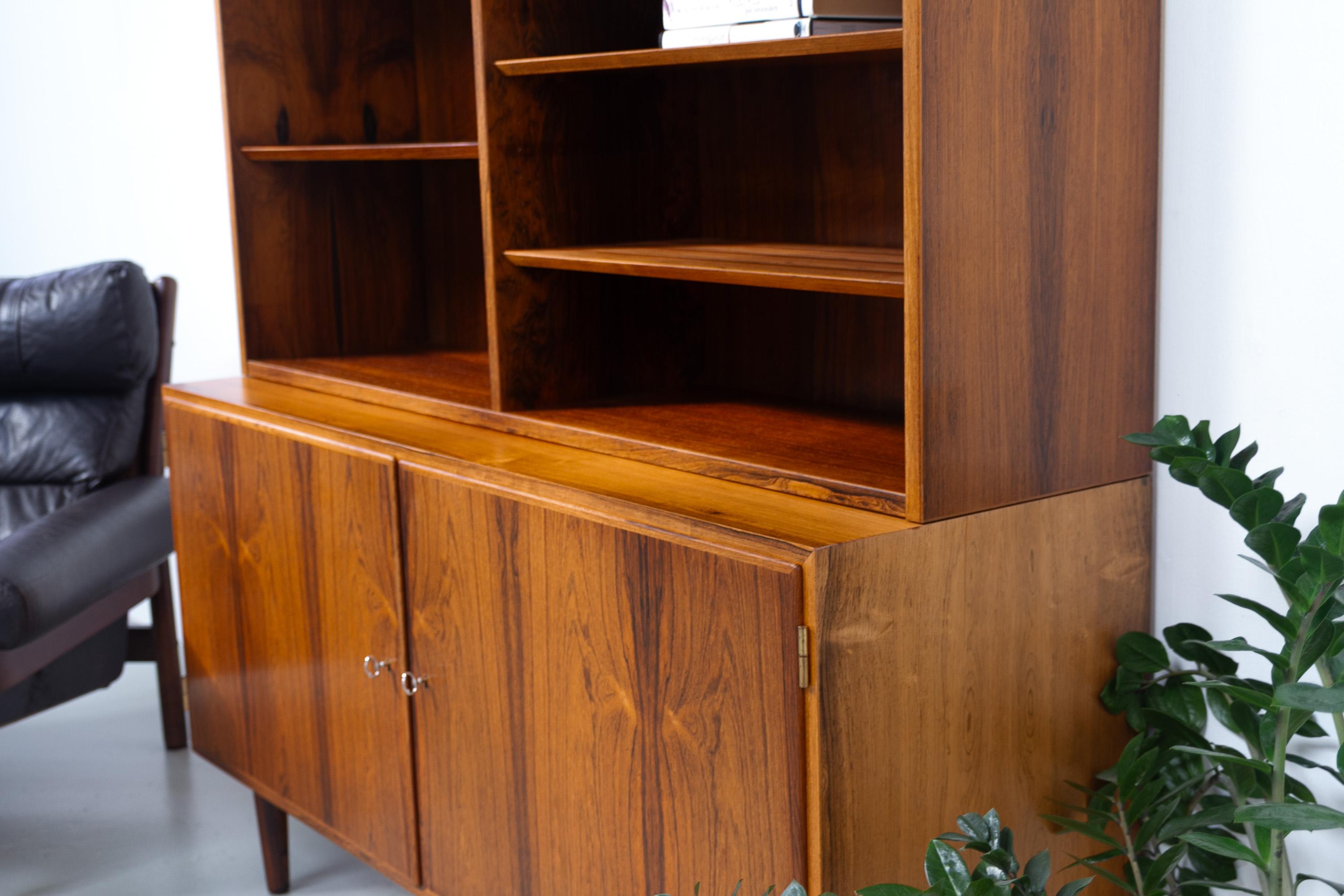 Metà XX secolo Libreria con credenza in palissandro danese di Carlo Jensen per Hundevad, anni '60. in vendita