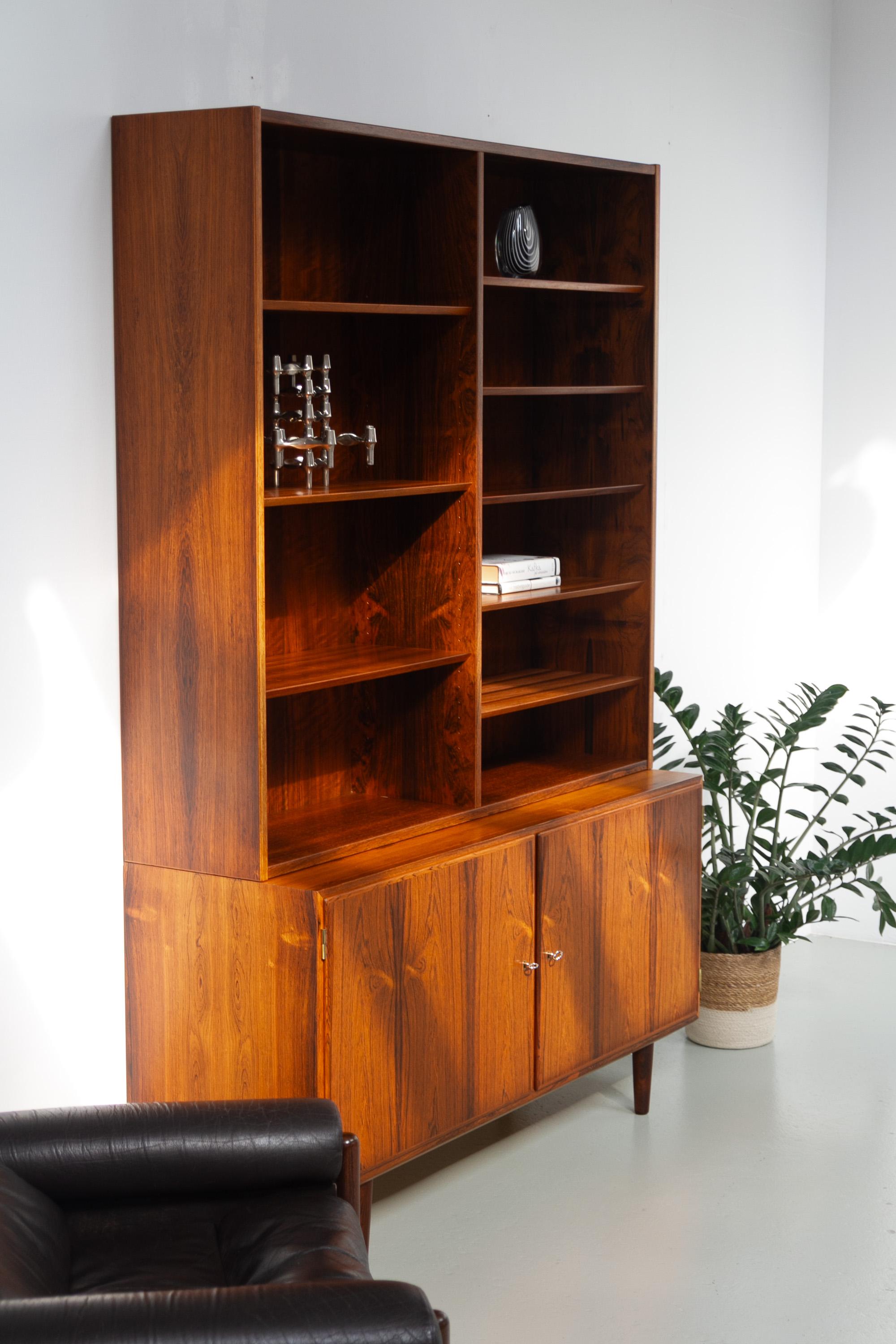 Palissandro Libreria con credenza in palissandro danese di Carlo Jensen per Hundevad, anni '60. in vendita