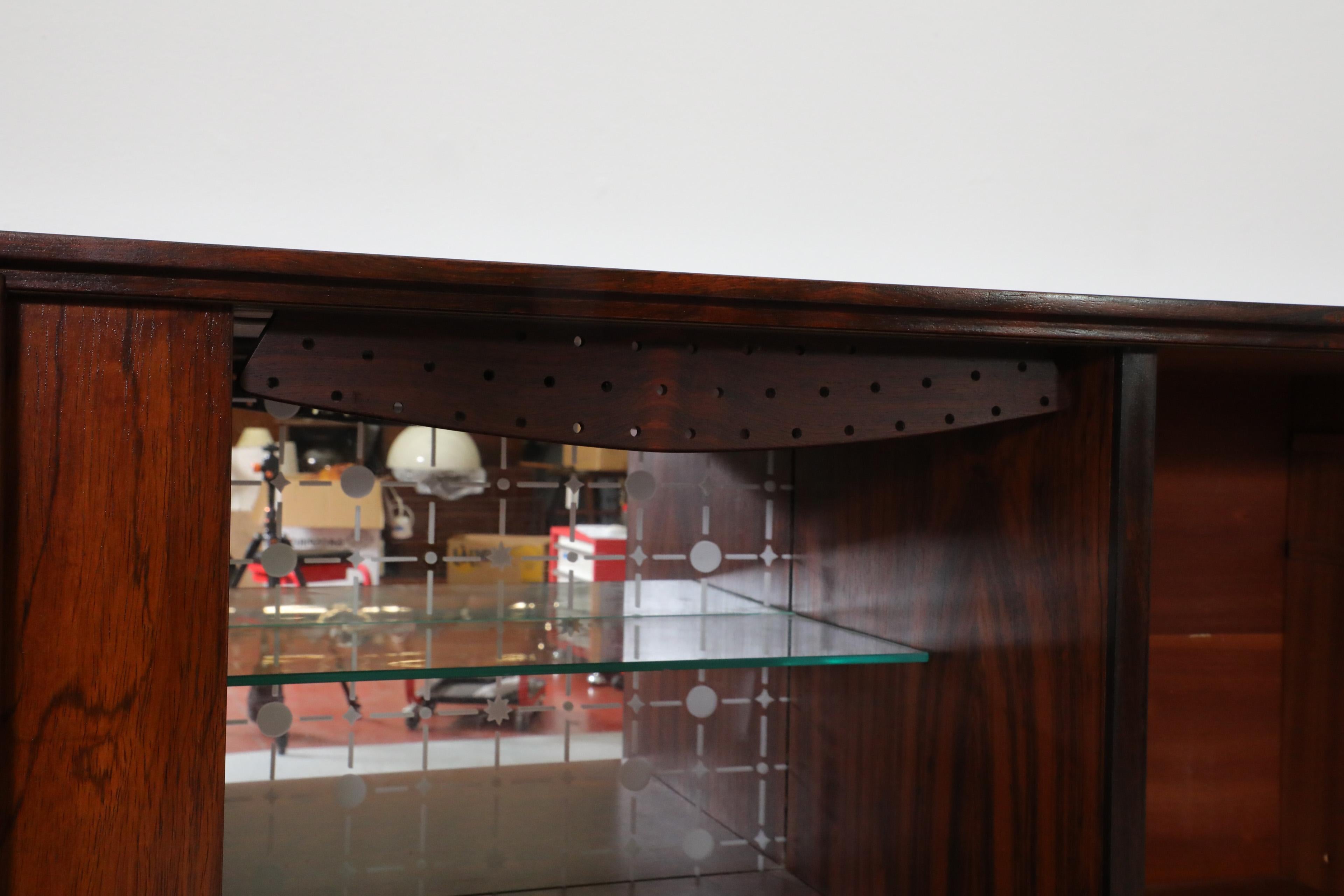 Buffet haut danois en bois de rose Brouer Møbelfabrik avec barre en miroir, lumière et étagères en vente 2