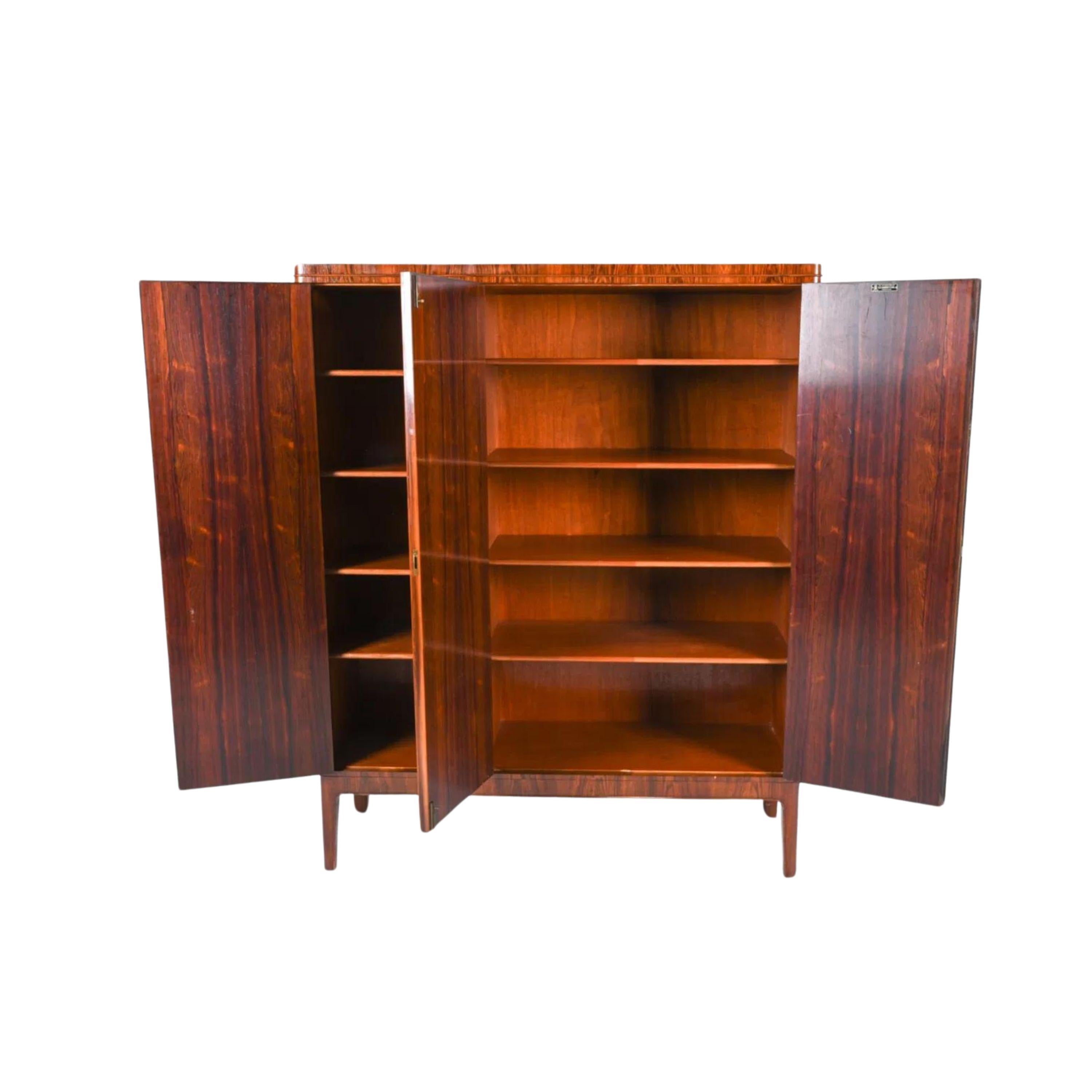 Armoire en bois de rose du milieu du siècle fabriquée par CB Hansen. Étagères réglables pour accueillir un grand nombre d'objets. 
