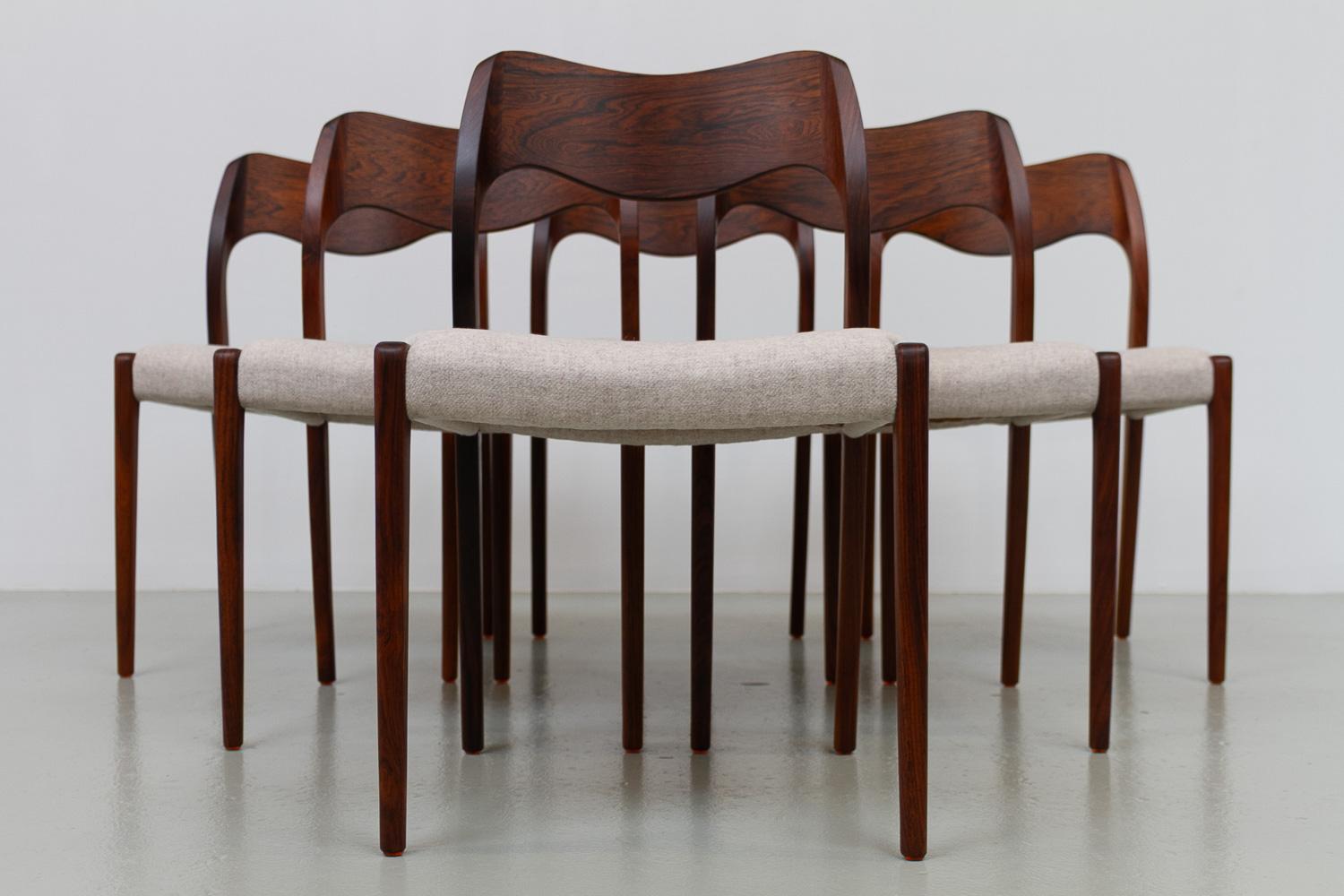 Sedie danesi in palissandro Model 71 di Niels O. Møller, anni '70. Set di 6 pezzi. In condizioni buone in vendita a Asaa, DK