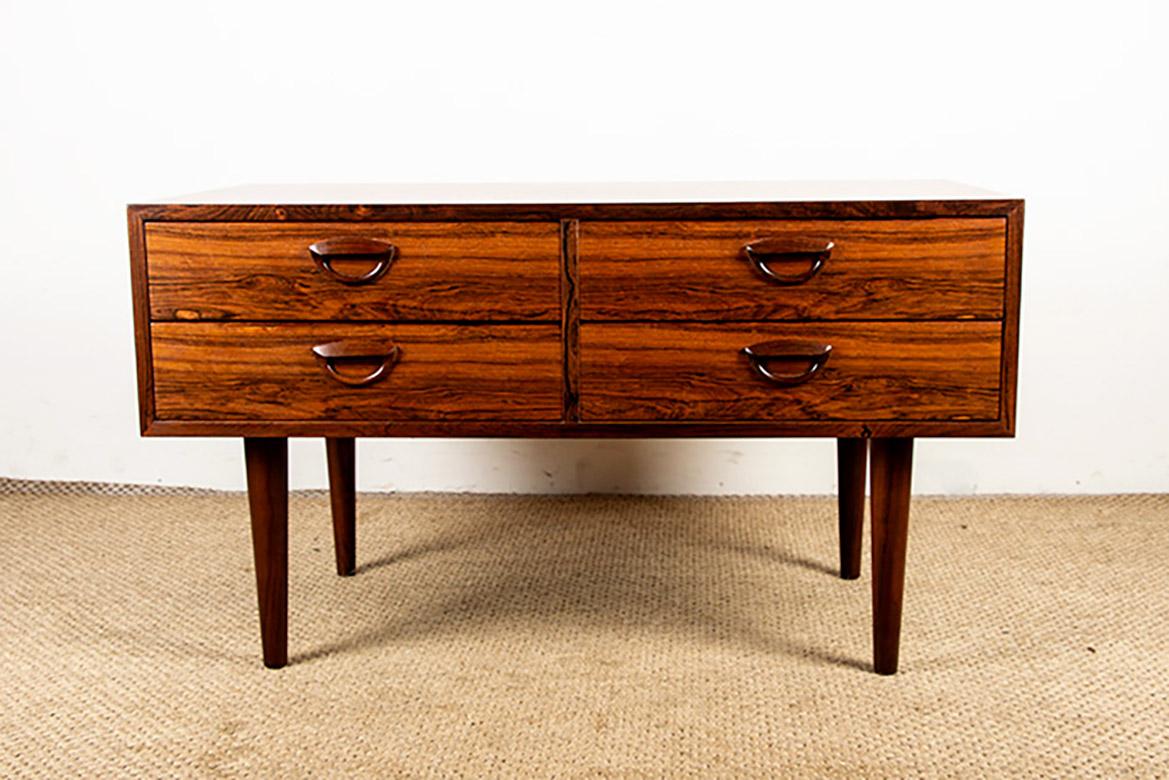 Superb little Scandinavian chest of drawers. Four large drawers and a light base. This piece of furniture features a sleek, elegant, and functional design. Excellent craftsmanship. Listed in the Design Museum Denmark.

Designer: Kai
