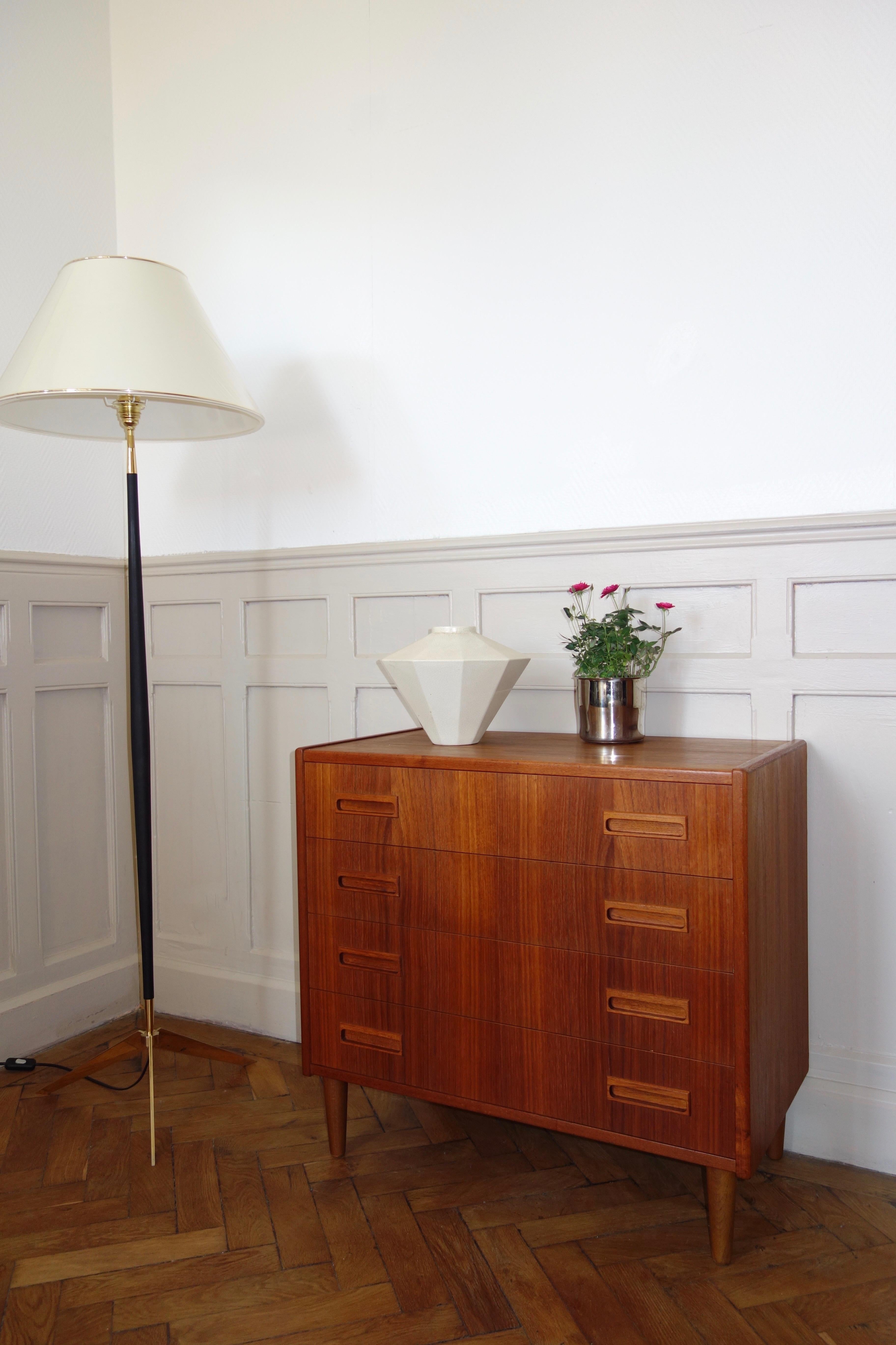 Scandinavian chest of drawers in pale rosewood by Otto Nielsen, made in Denmark, 1960s. Small model with beautiful proportions, pronounced veining, 4 drawers with rectangular handles in solid rosewood. Ditto for tapered feet. Signed on the back and