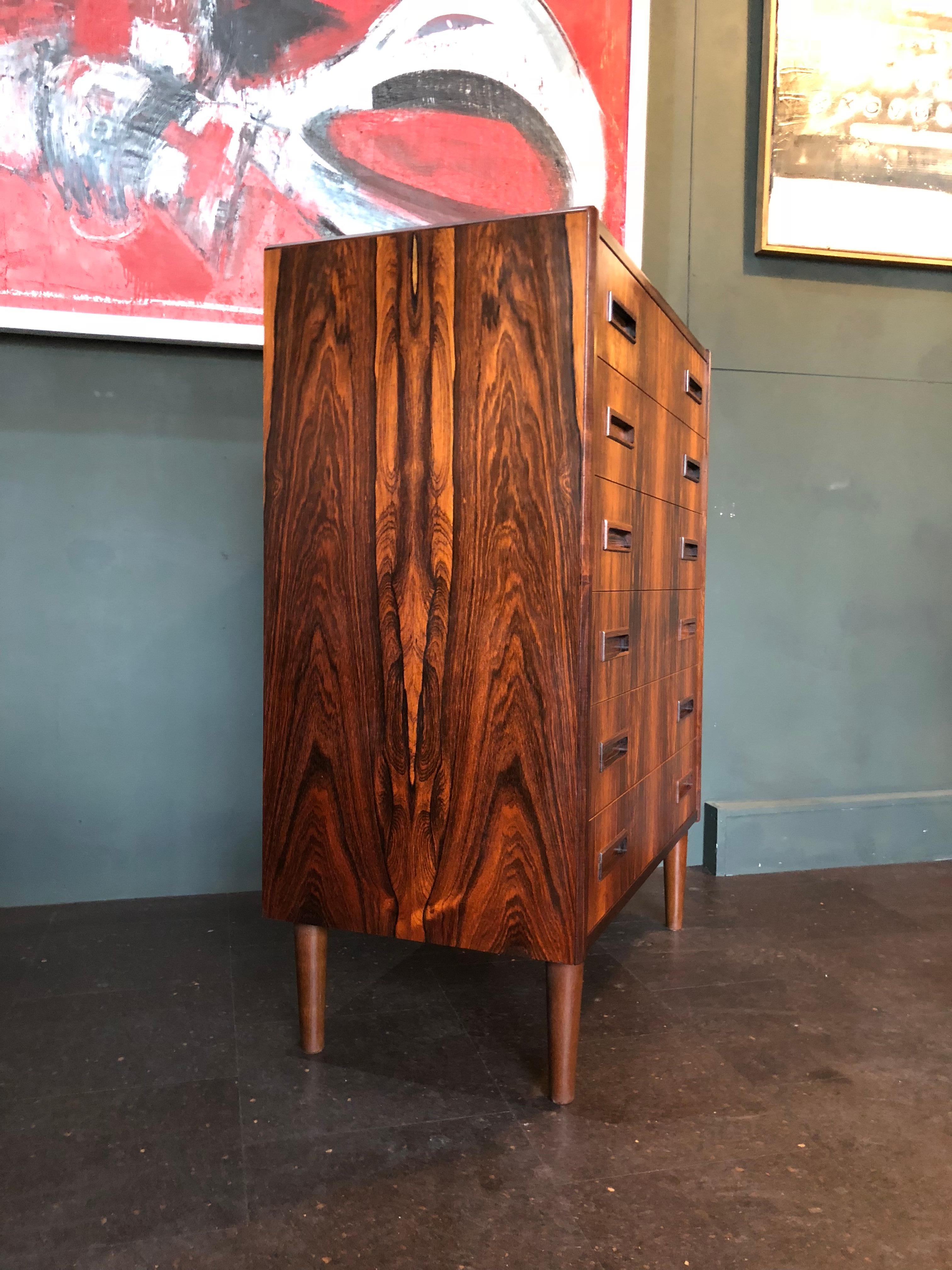 Fabulous six-drawer tallboy in rosewood. Classic Danish midcentury design from Westergaard, circa 1960.
In great condition throughout with very impressive rosewood figuring. Re-oiled surface.