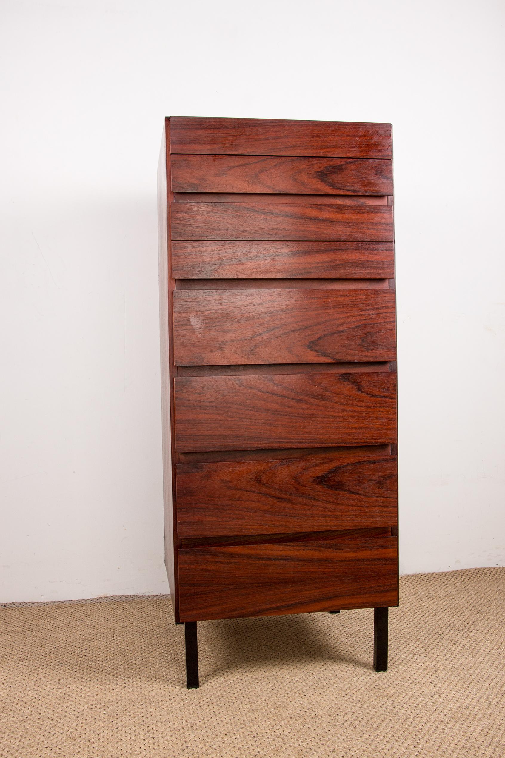 Pretty Scandinavian high chest of drawers. 4 large drawers on the lower part and 4 small drawers on the upper part. Elegant and very functional piece of furniture (the metal base can be replaced by a plinth base, in Rosewood).