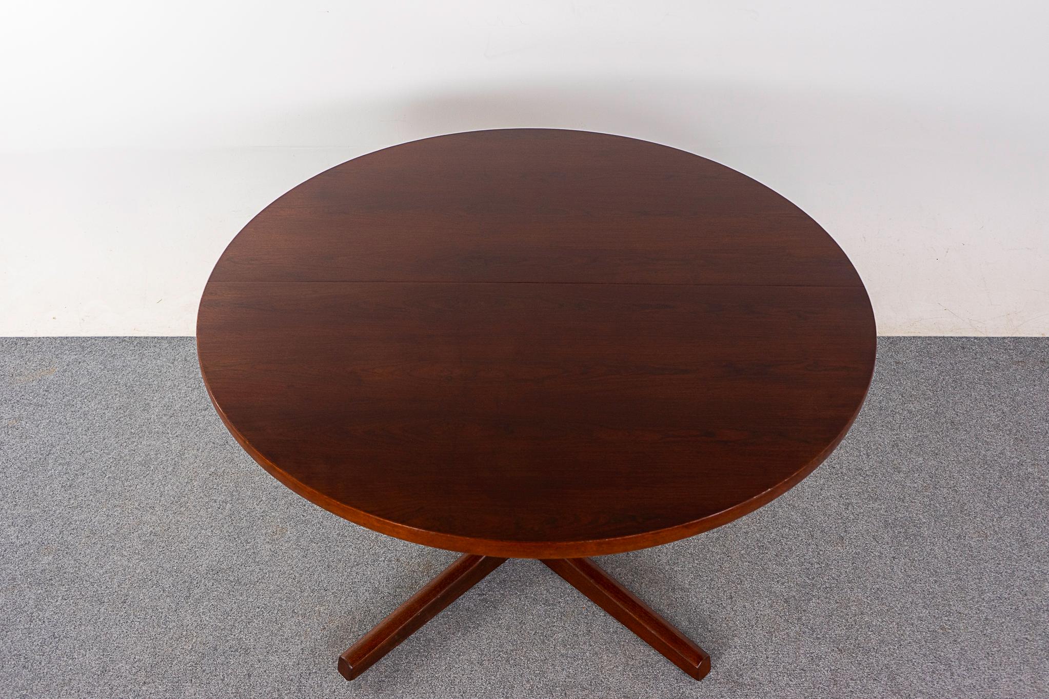 Danish Rosewood Circular Dining Table In Good Condition In VANCOUVER, CA