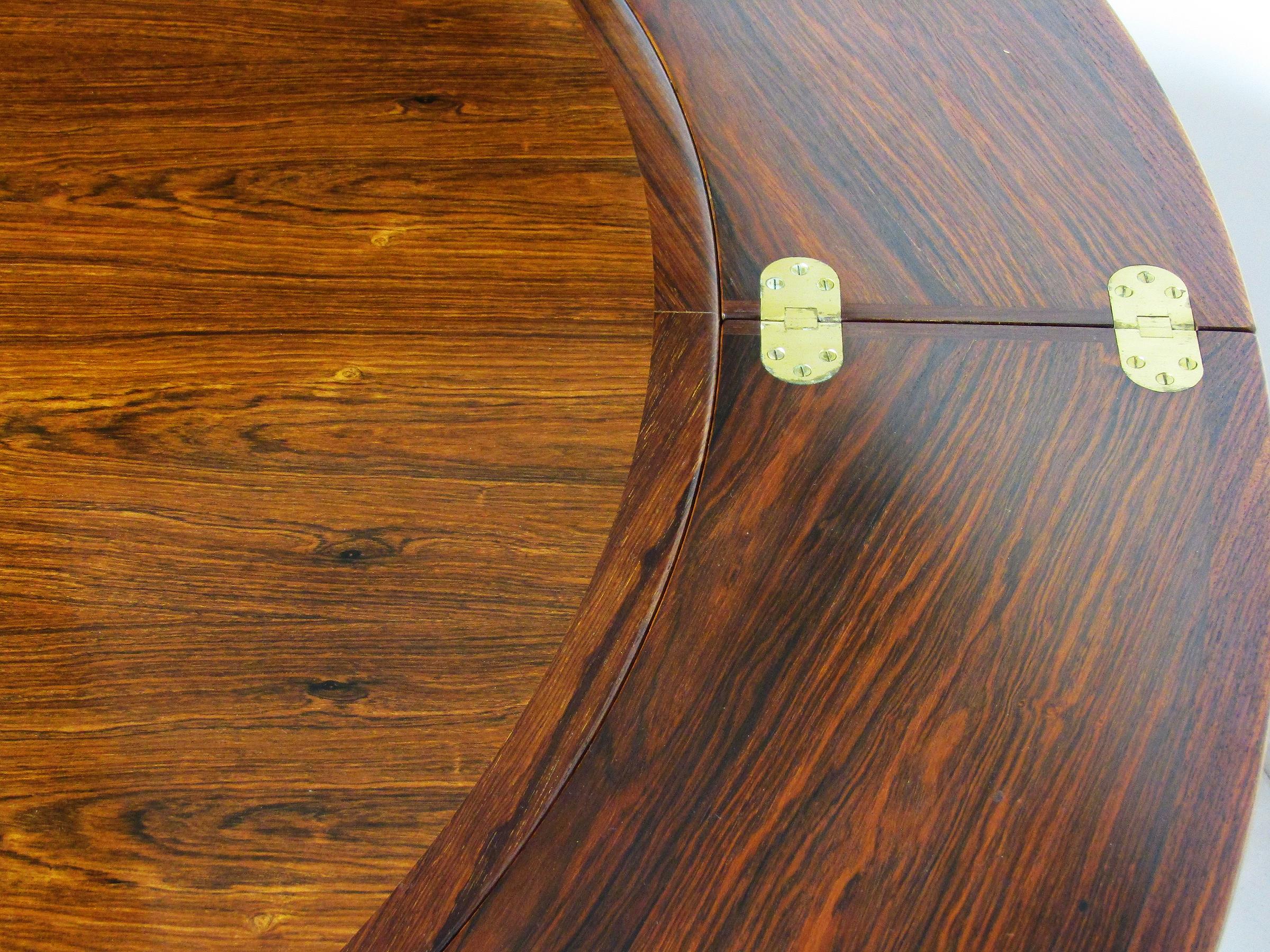20ième siècle Table de salle à manger danoise circulaire Lotus/table à rabat extensible par Dyrlund en vente