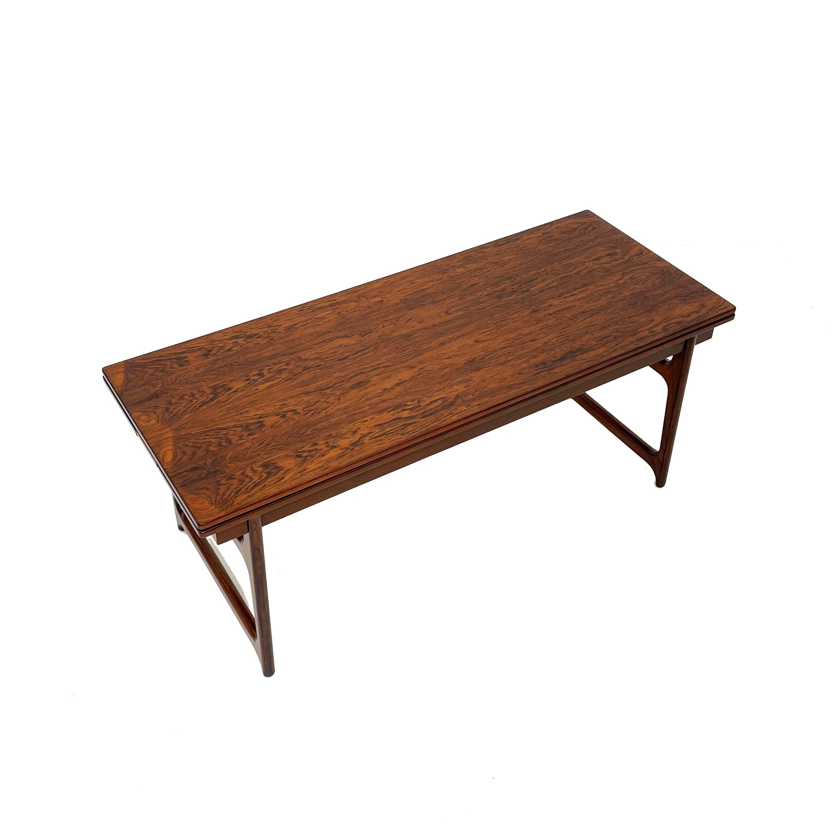 Extendable rosewood coffee table
Denmark, 1960s
Made of rosewood and rosewood veneer
Dimensions: 52 cm hight x 52 cm depth x 130 cm width. Extended 92 cm depth

The table is in mint condition. It was professionally renovated and refinished with a