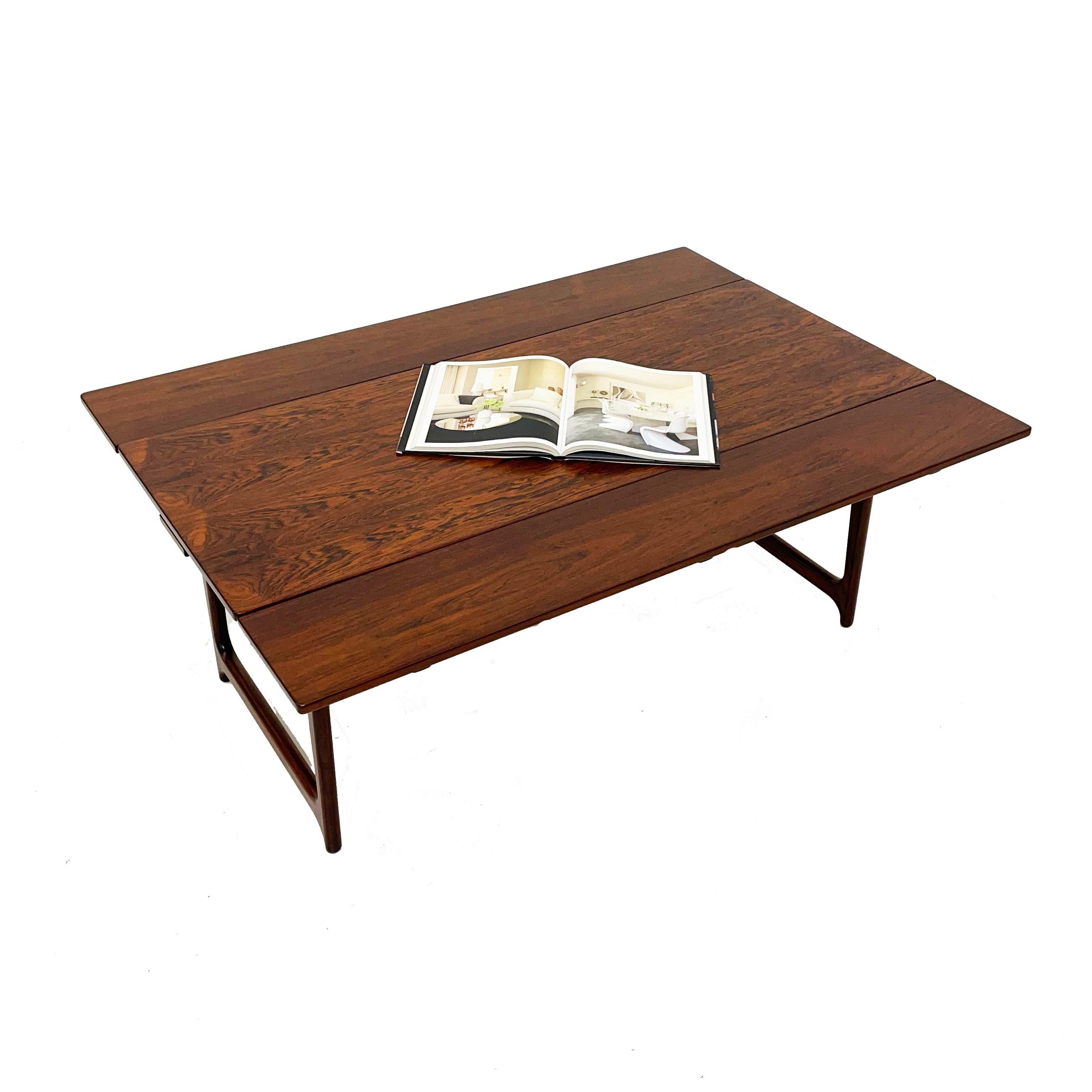 Mid-Century Modern Table basse danoise en bois de rose des années 1960. Extensible en vente