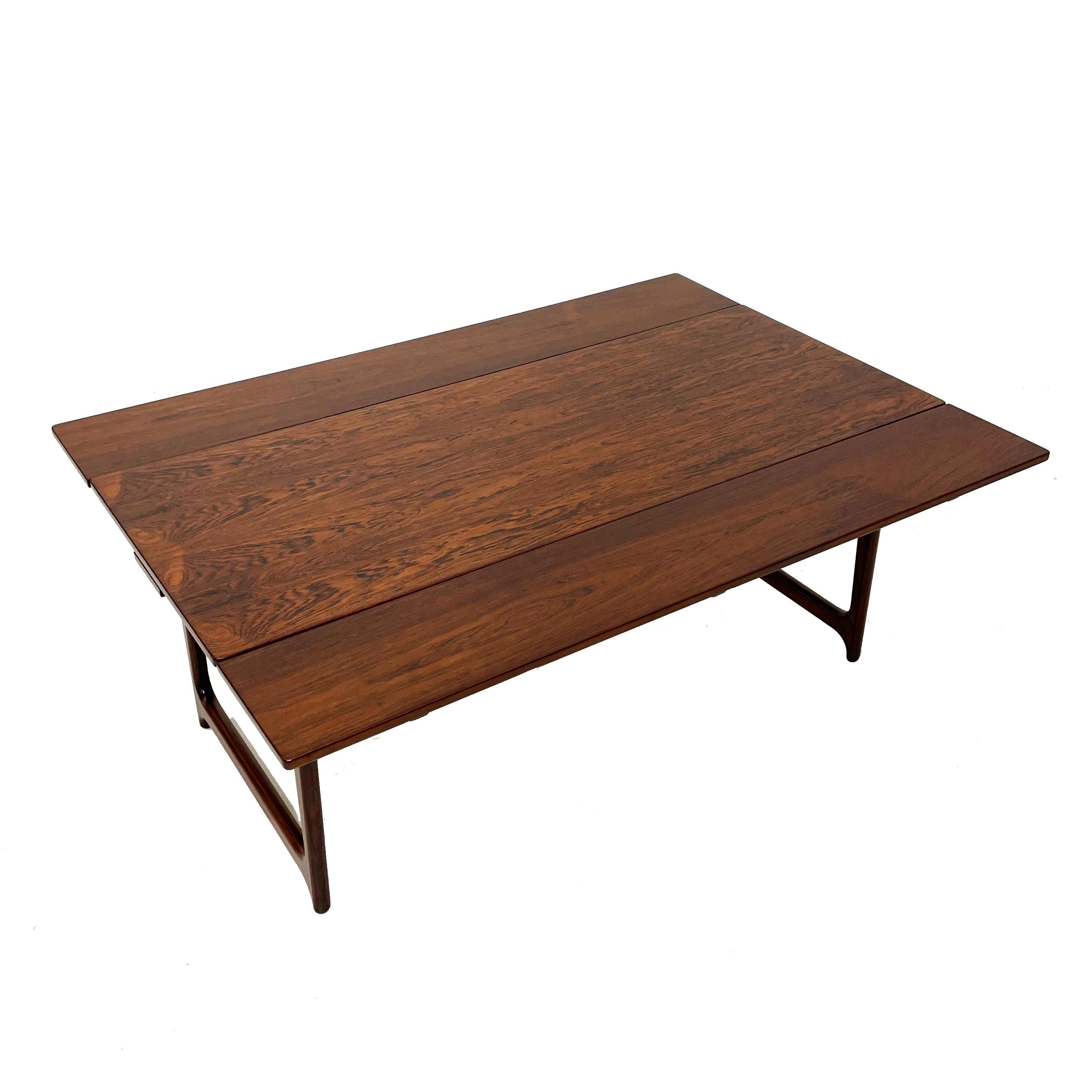 Danish rosewood coffee table 1960s. Extendable In Excellent Condition For Sale In Braga, Braga