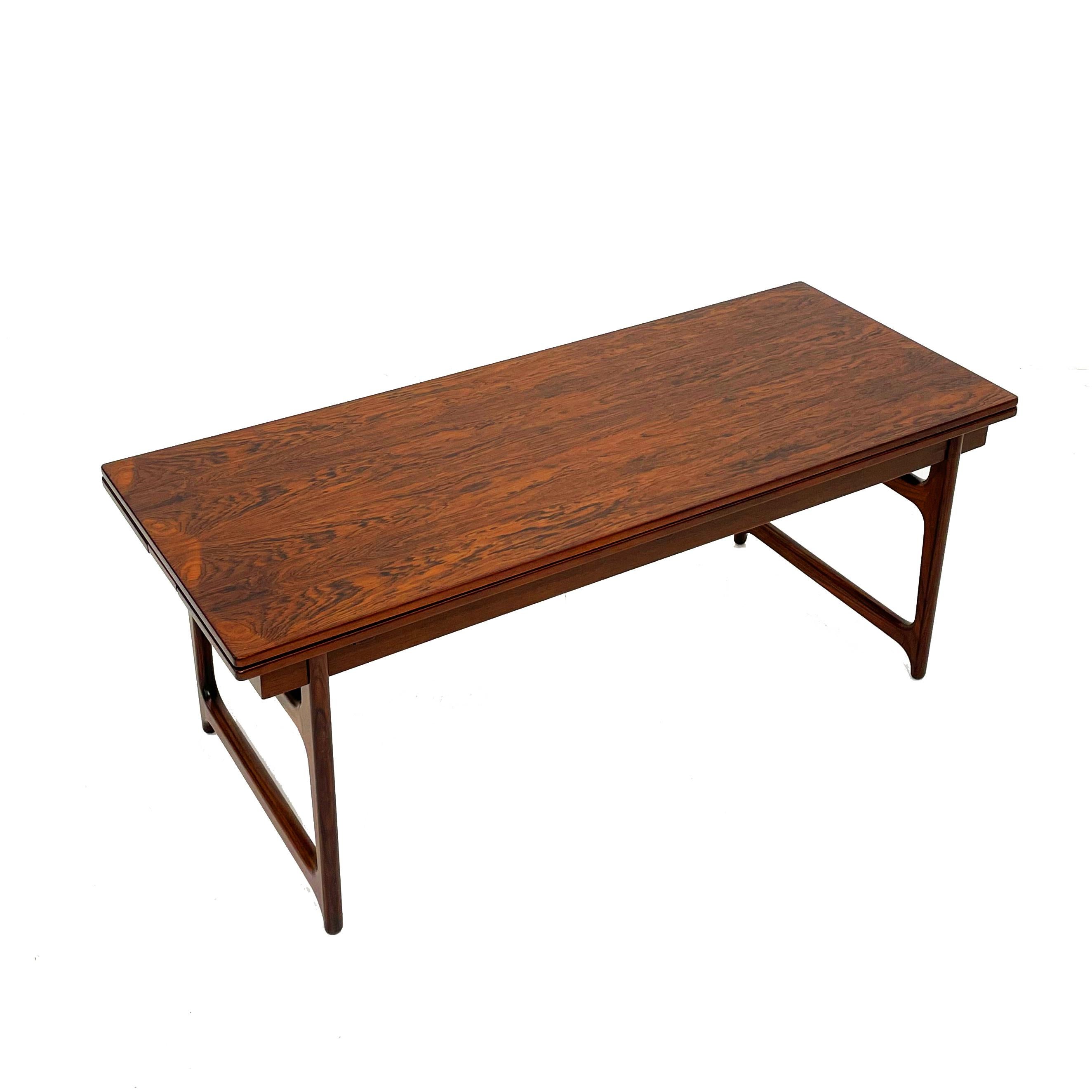 Table basse danoise en bois de rose des années 1960. Extensible en vente 1