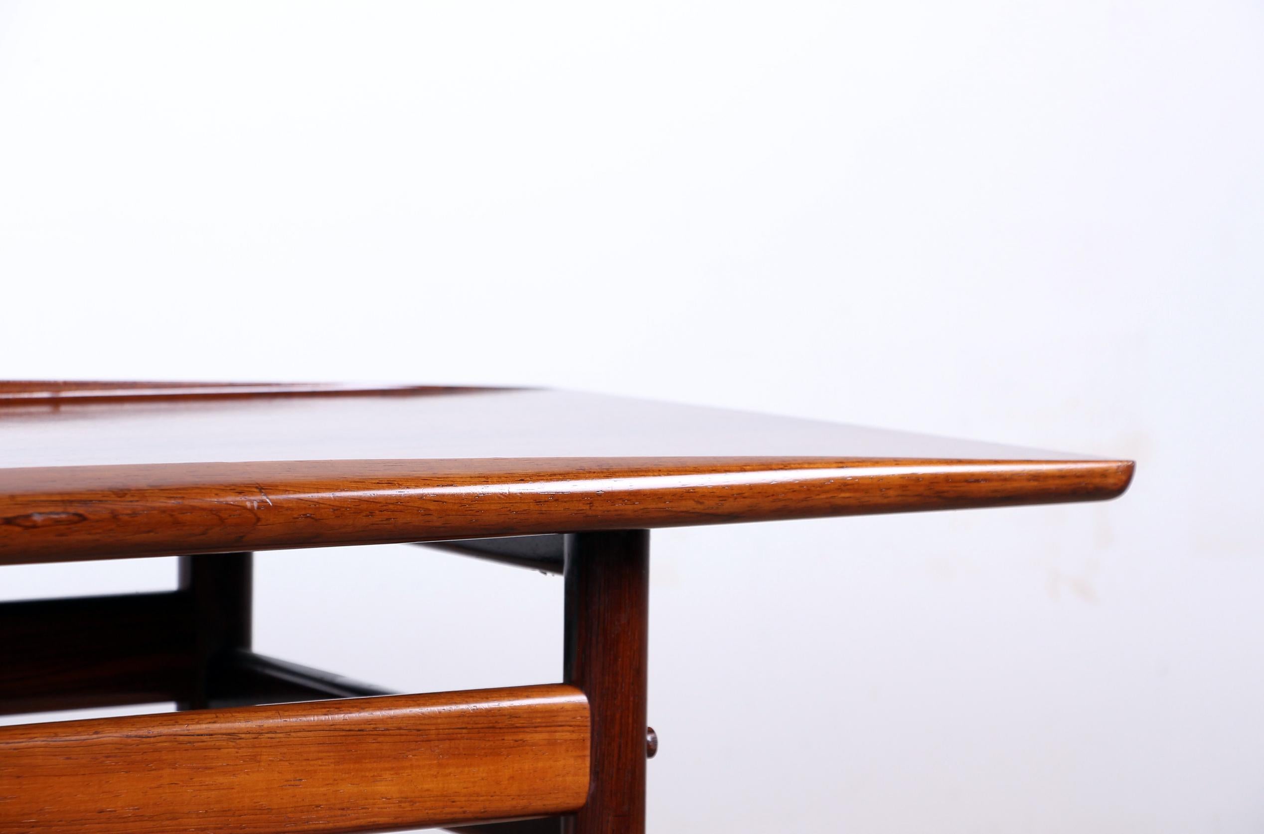 Danish Rosewood Coffee Table by Grete Jalk for Poul Jeppessen In Excellent Condition In JOINVILLE-LE-PONT, FR