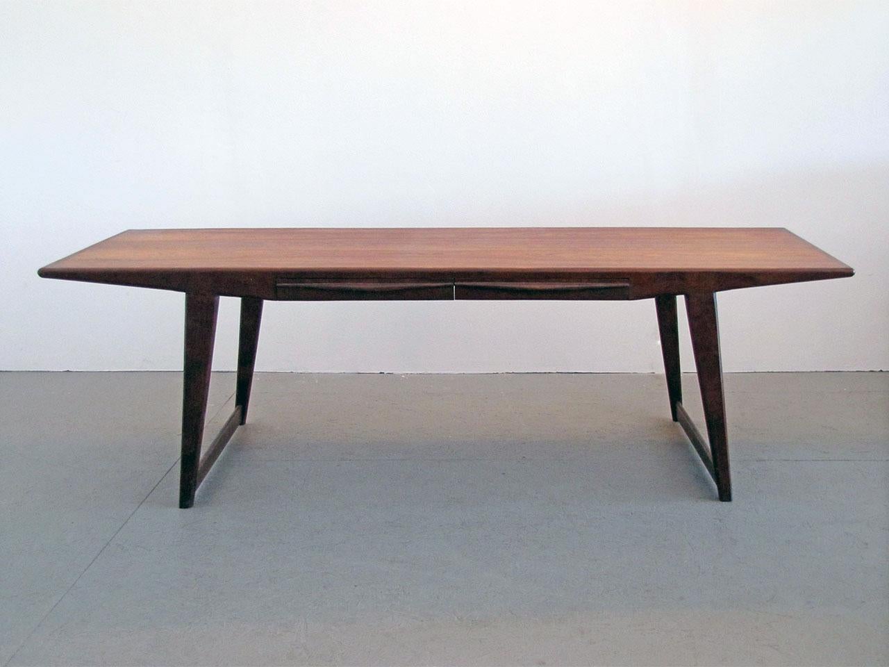 Magnifique table basse en bois de rose de Johannes Andersen avec deux tiroirs sculpturaux intégrés dans le plateau.