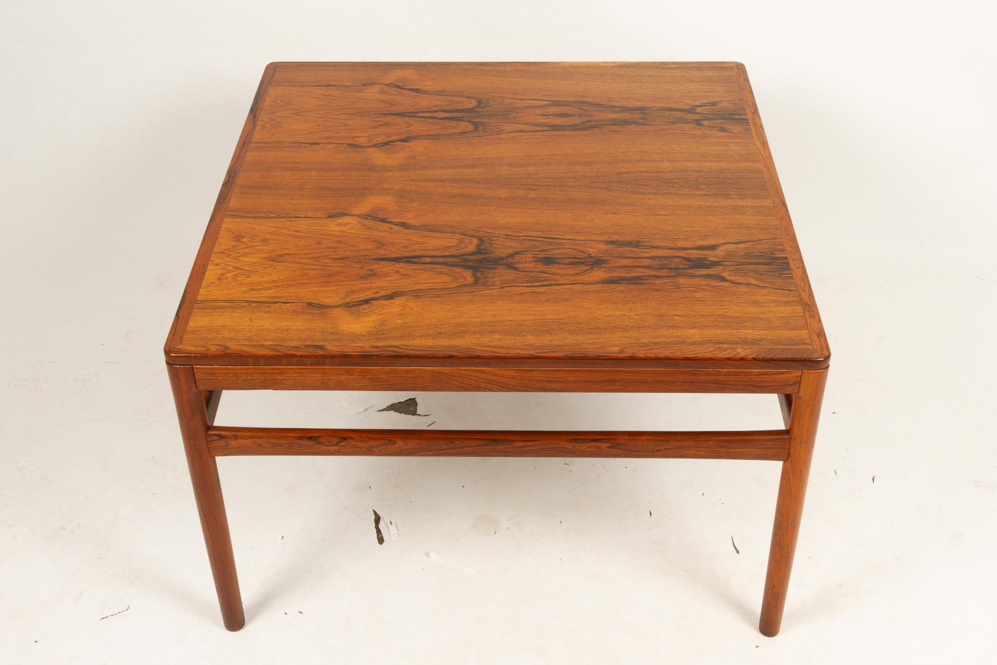 Danish rosewood coffee table by Kurt Østervig 1960s.
Elegant and stylish square coffee table in rosewood with round tapered legs. Extremely beautiful veneer pattern. Very high build quality and craftsmanship, made by Centrum Møbler in the