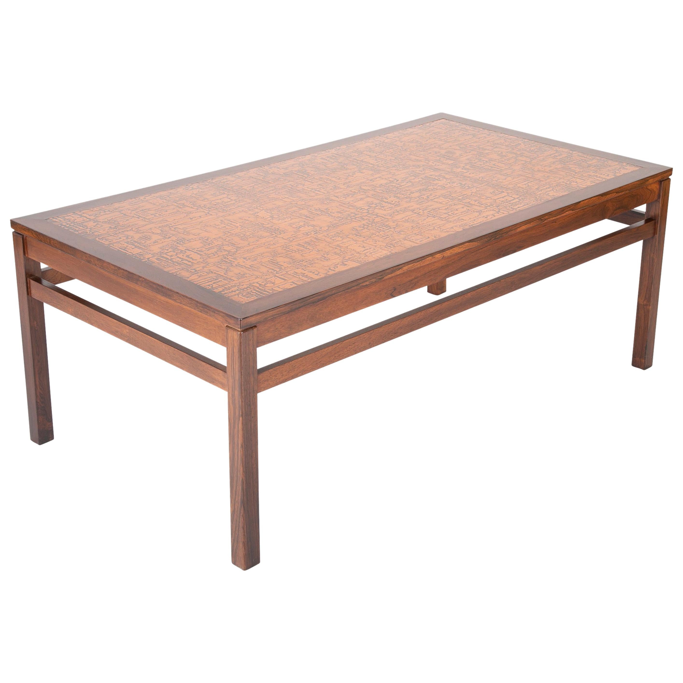 Table basse danoise en bois de rose avec plateau en cuivre gravé