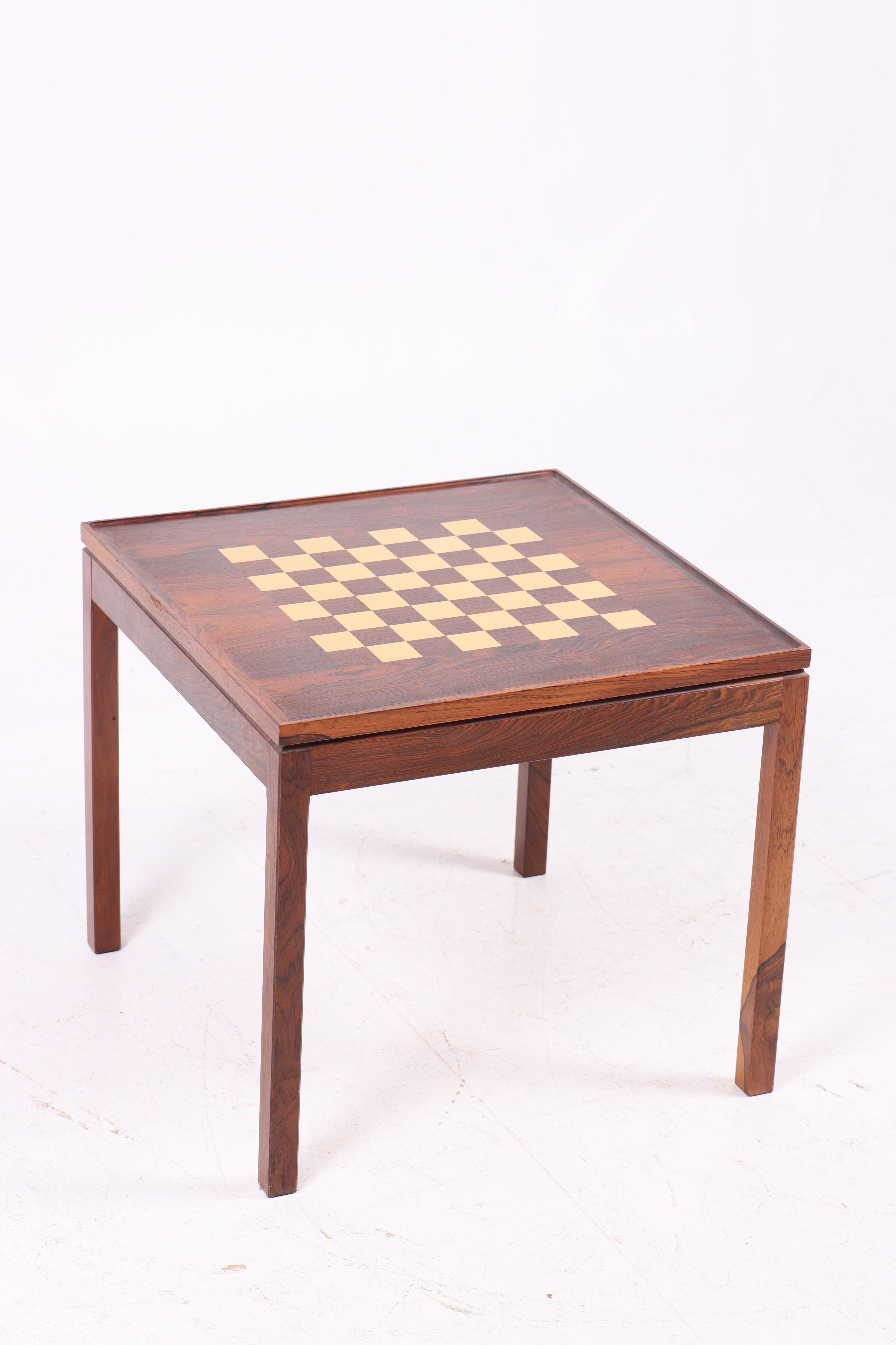 Mesa de juego de palisandro, diseñada y fabricada por Georg Petersen. Gran estado original.