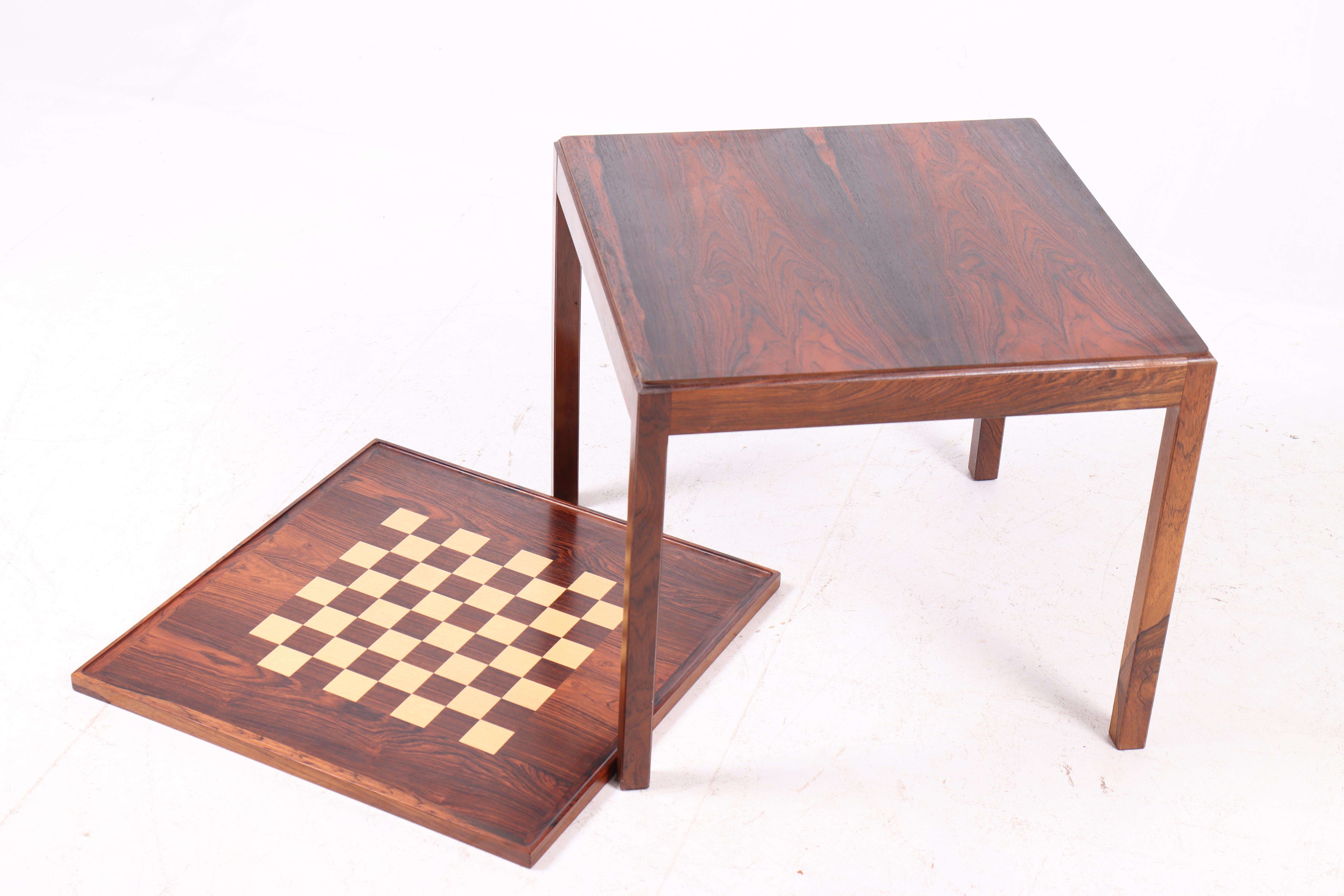 Mesa de centro danesa de palisandro con tablero de ajedrez extraíble, años 60 mediados del siglo XX en venta