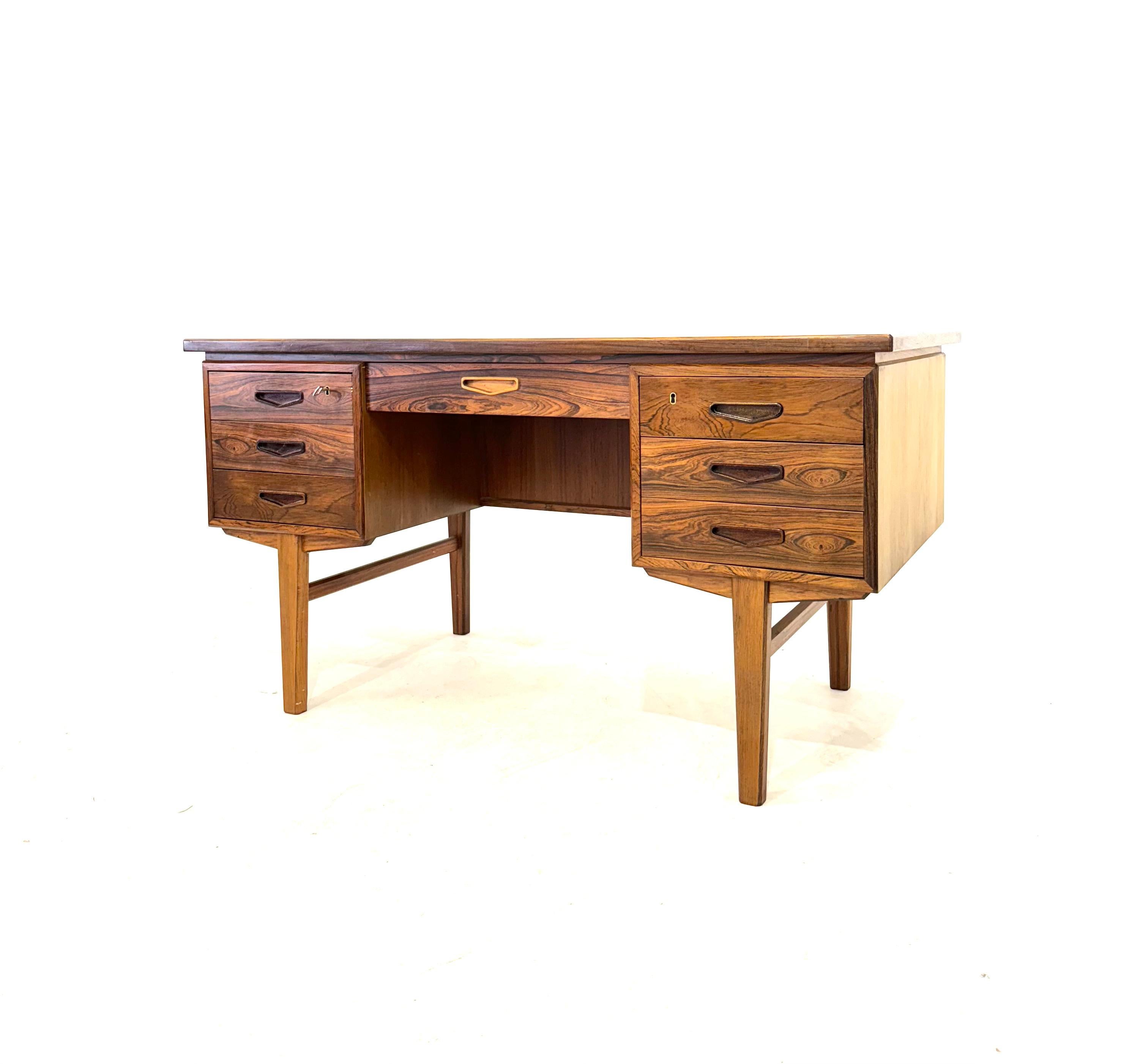 Mid-Century Modern Danish rosewood desk, 1960s For Sale