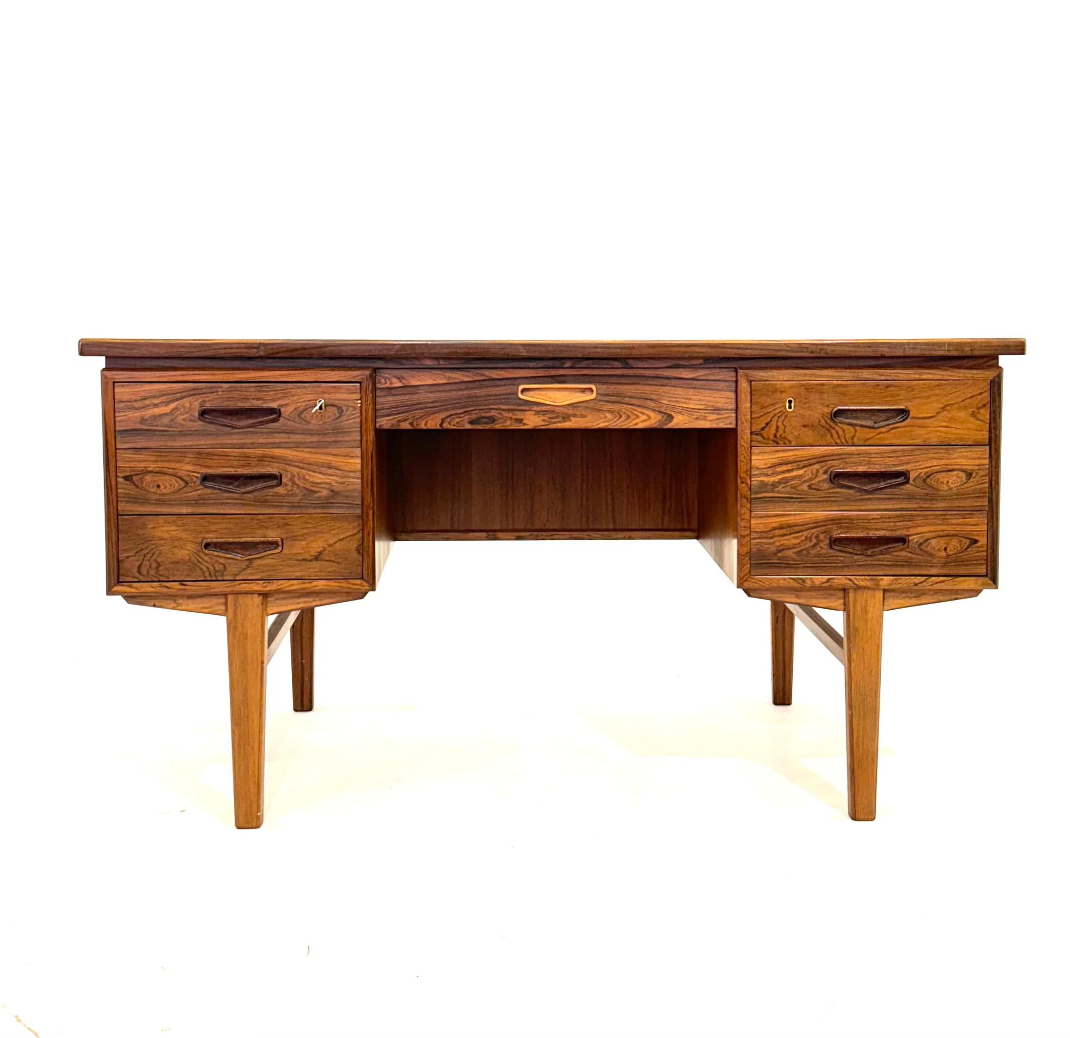 Danish rosewood desk, 1960s In Good Condition For Sale In Braga, Braga
