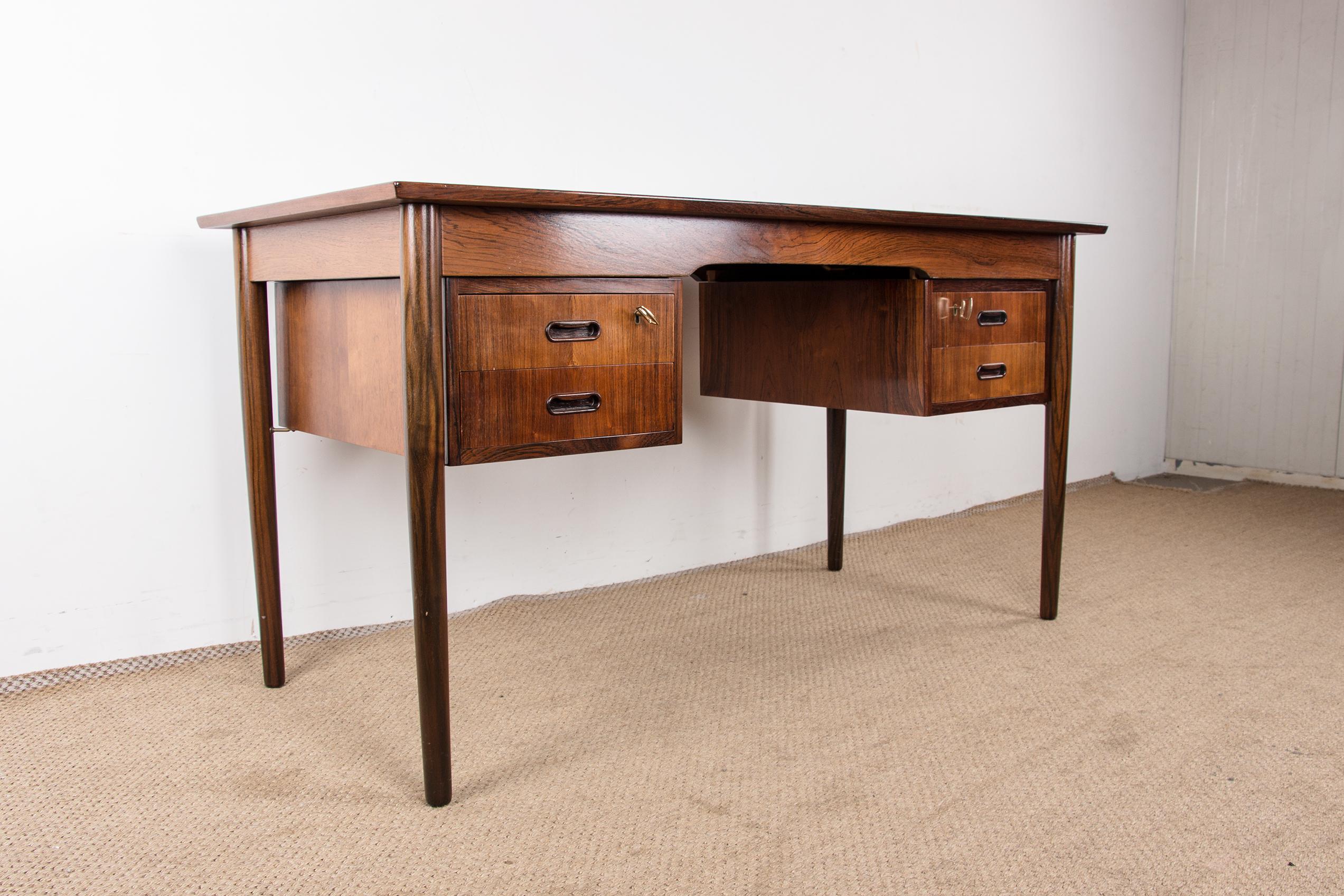 Scandinavian Modern Danish Rosewood Desk by Arne Vodder 1960. For Sale