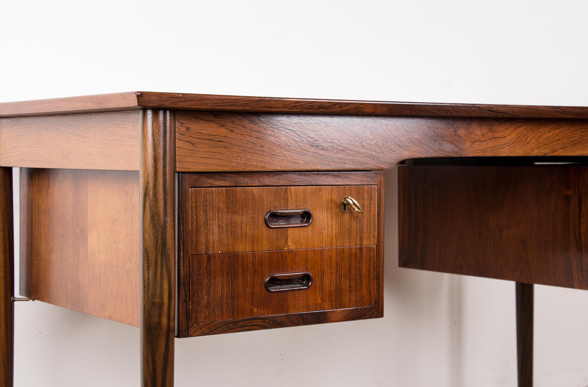 Danish Rosewood Desk by Arne Vodder 1960. In Excellent Condition For Sale In JOINVILLE-LE-PONT, FR