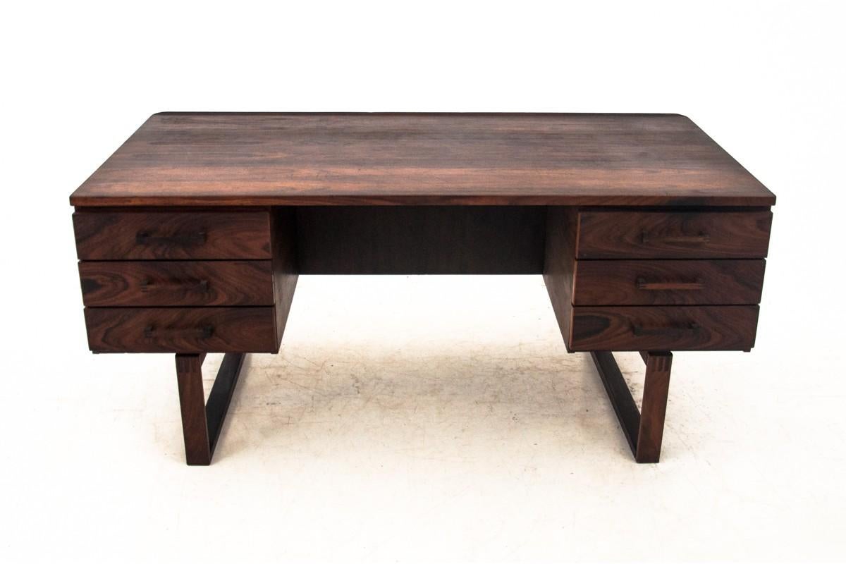 Teak desk designed in the 1960s. Iconic Danish design. Furniture preserved in very good condition after renovation. 

Dimensions:

Height 72cm / width 155cm / depth 75cm.