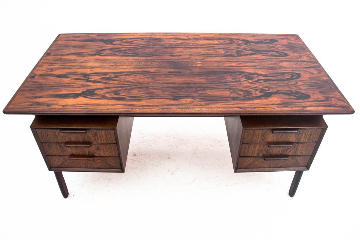 Rosewood desk made in Denmark in the 1960s. Designed by the well-known Danish designer, Gunni Omann for Omann Jun Møbelfabrik. Desk in very good condition. The price includes renovation.
   