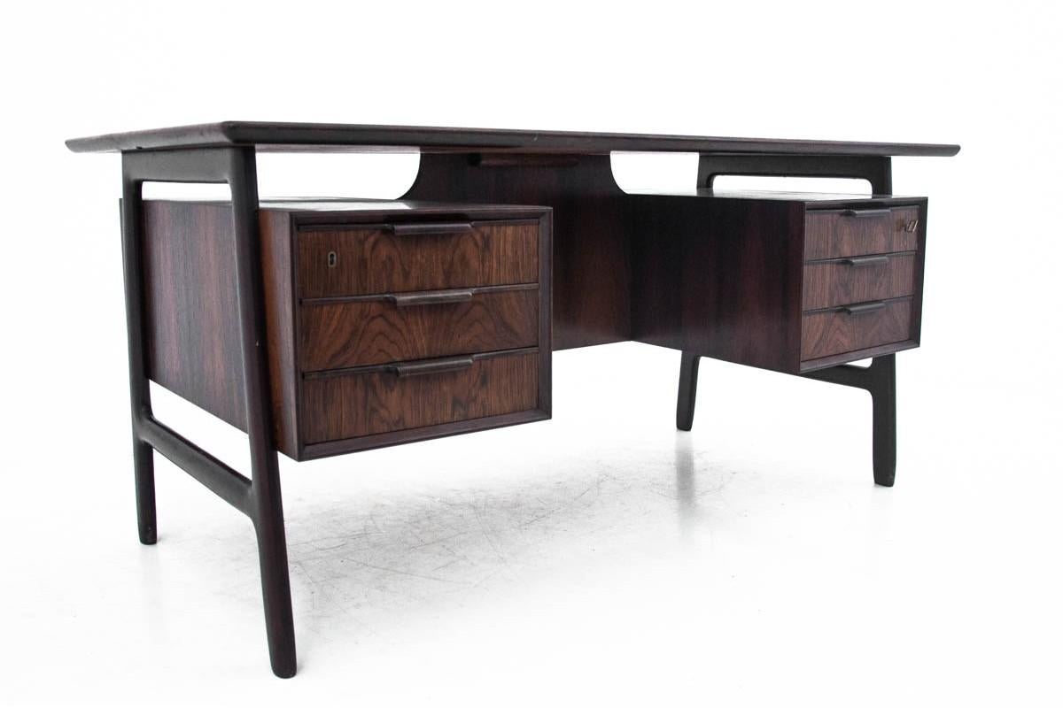 Rosewood desk made in Denmark in the 1960s. Designed by the well-known Danish designer, Gunni Omann for Omann Jun Møbelfabrik. Desk in very good condition. The price includes renovation.
  