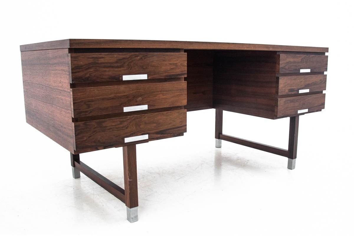 Rosewood desk made in Denmark in the 1960s. Desk in very good condition. The price includes renovation.
  