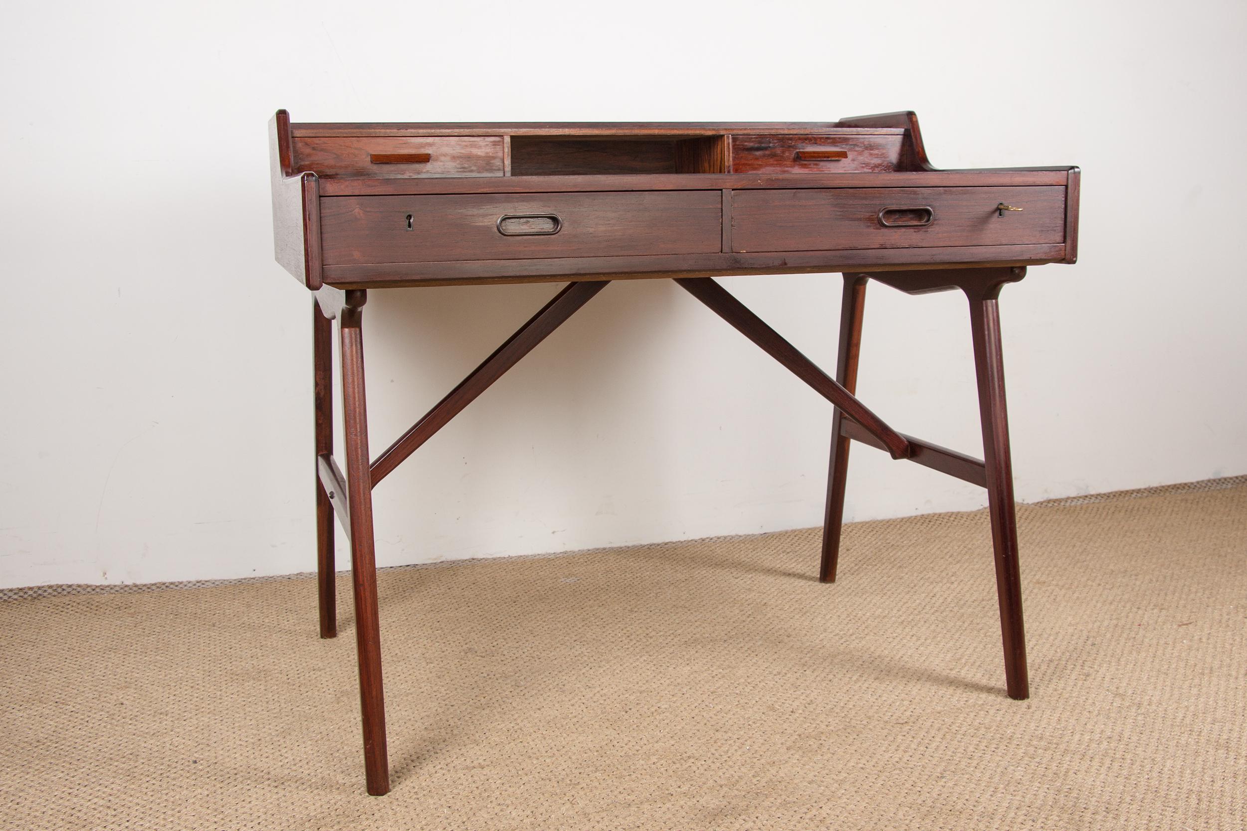 Superb Scandinavian desk with a very elegant sleek design. 2 large and 2 small drawers on the front face with a niche between the 2 small drawers. Particularly graceful cross base which gives all its charm to this beautifully crafted piece of