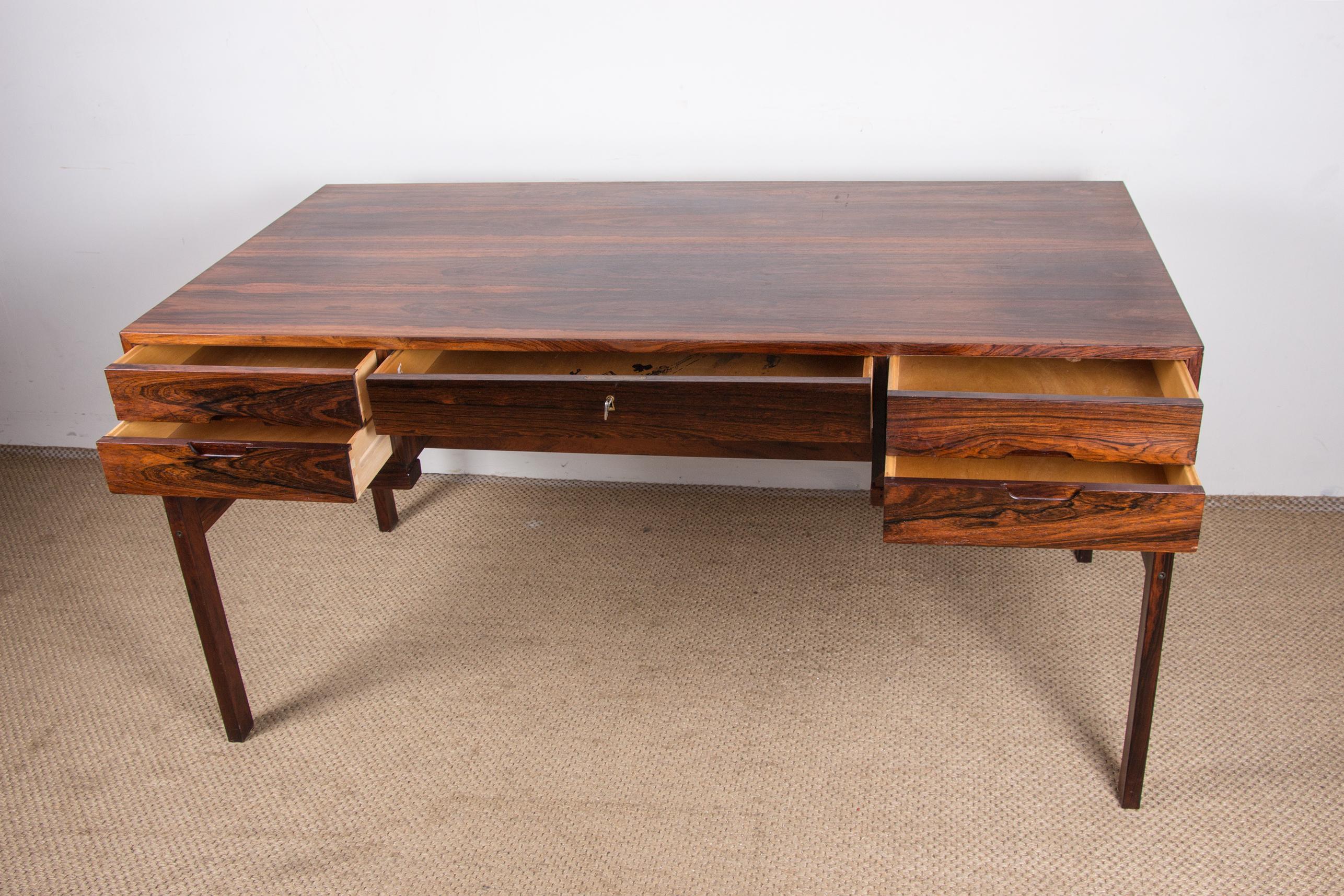 Danish Rosewood Desk, model 80 by Arne Wahl Iversen for Vinde Mobelfabrik 1960. In Excellent Condition In JOINVILLE-LE-PONT, FR