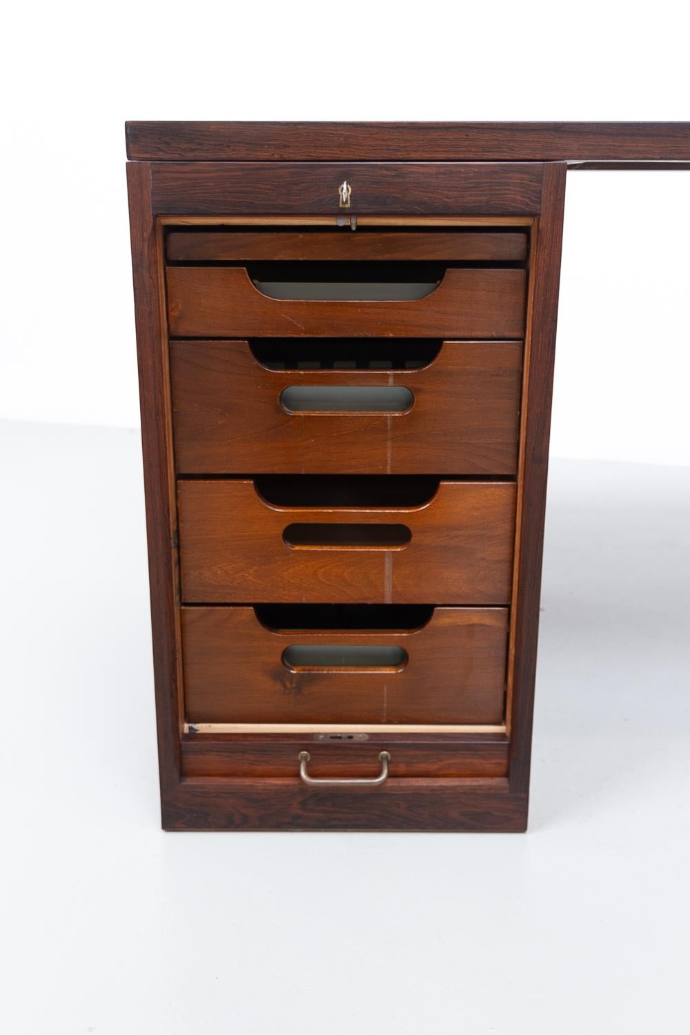 Scrivania danese in palissandro con ante a tamburo di Hans J. Wegner, anni '50. in vendita 3