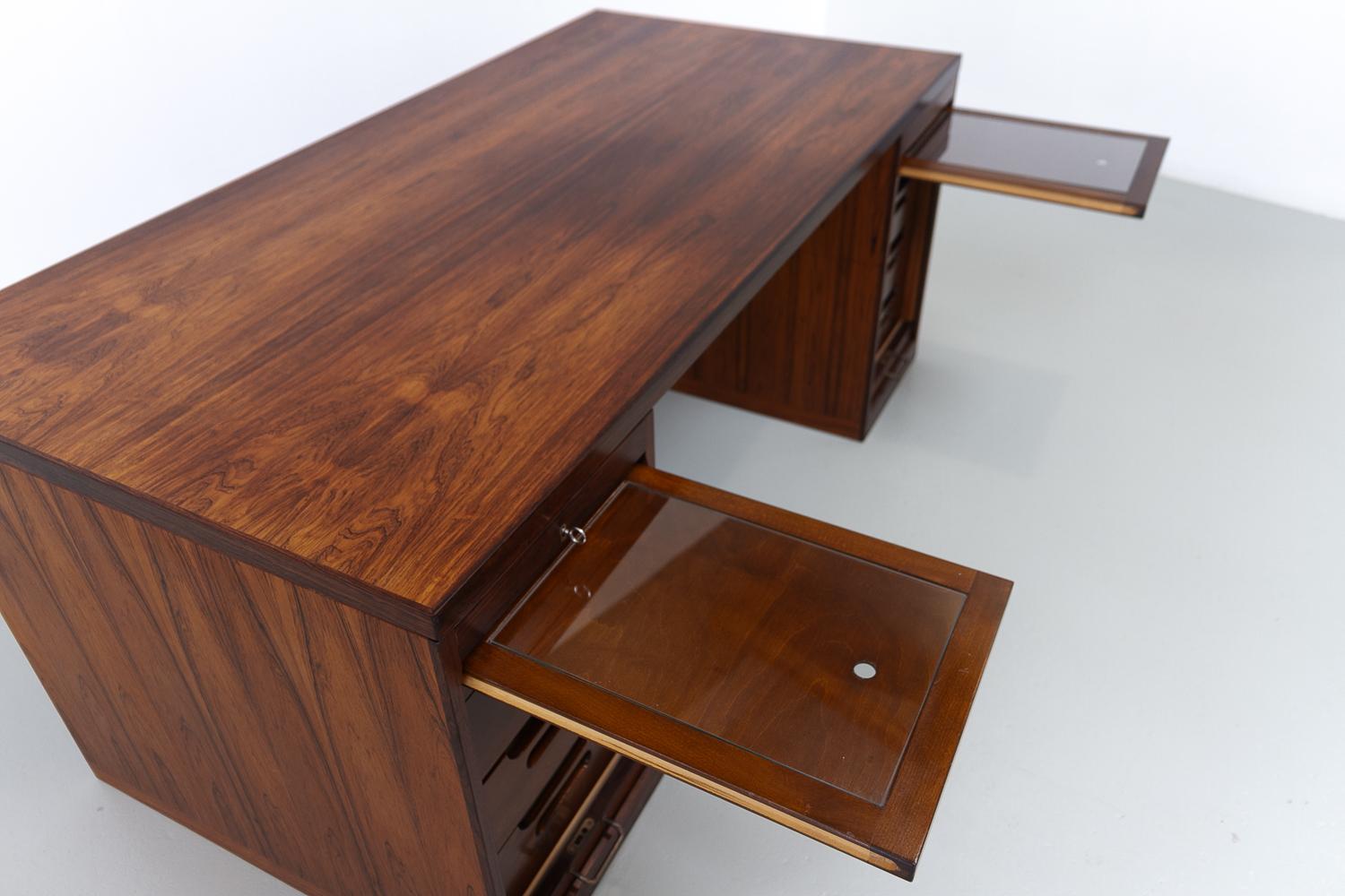 Scrivania danese in palissandro con ante a tamburo di Hans J. Wegner, anni '50. in vendita 4