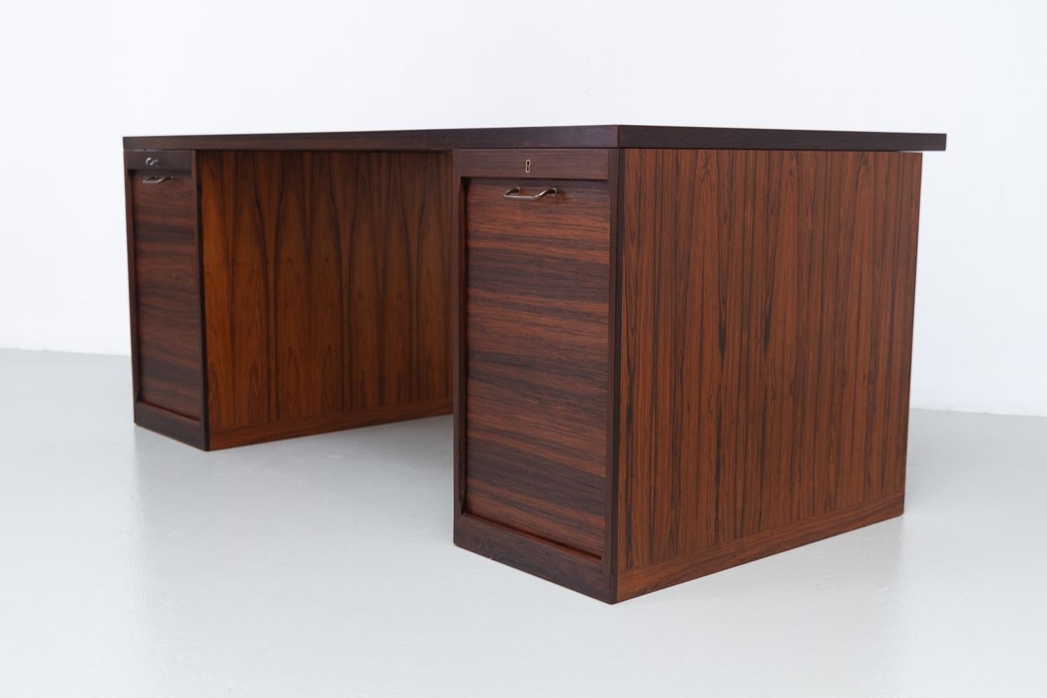 Scrivania danese in palissandro con ante a tamburo di Hans J. Wegner, anni '50. in vendita 5